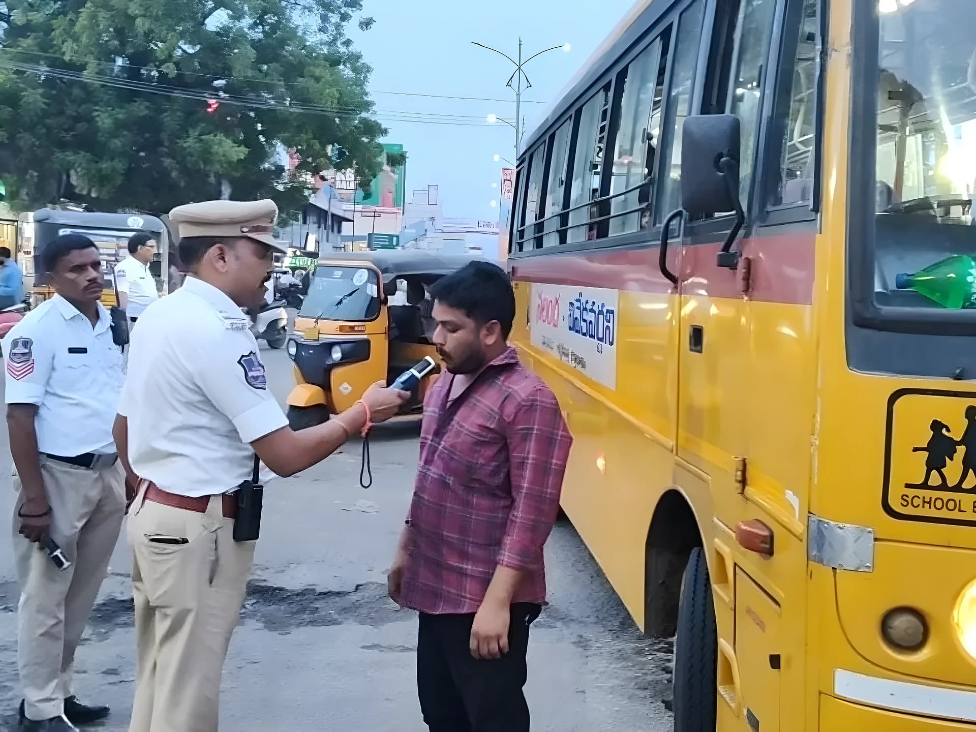 డ్రంక్ అండ్ డ్రైవ్లో పట్టుబడ్డ బస్సు డ్రైవర్లు