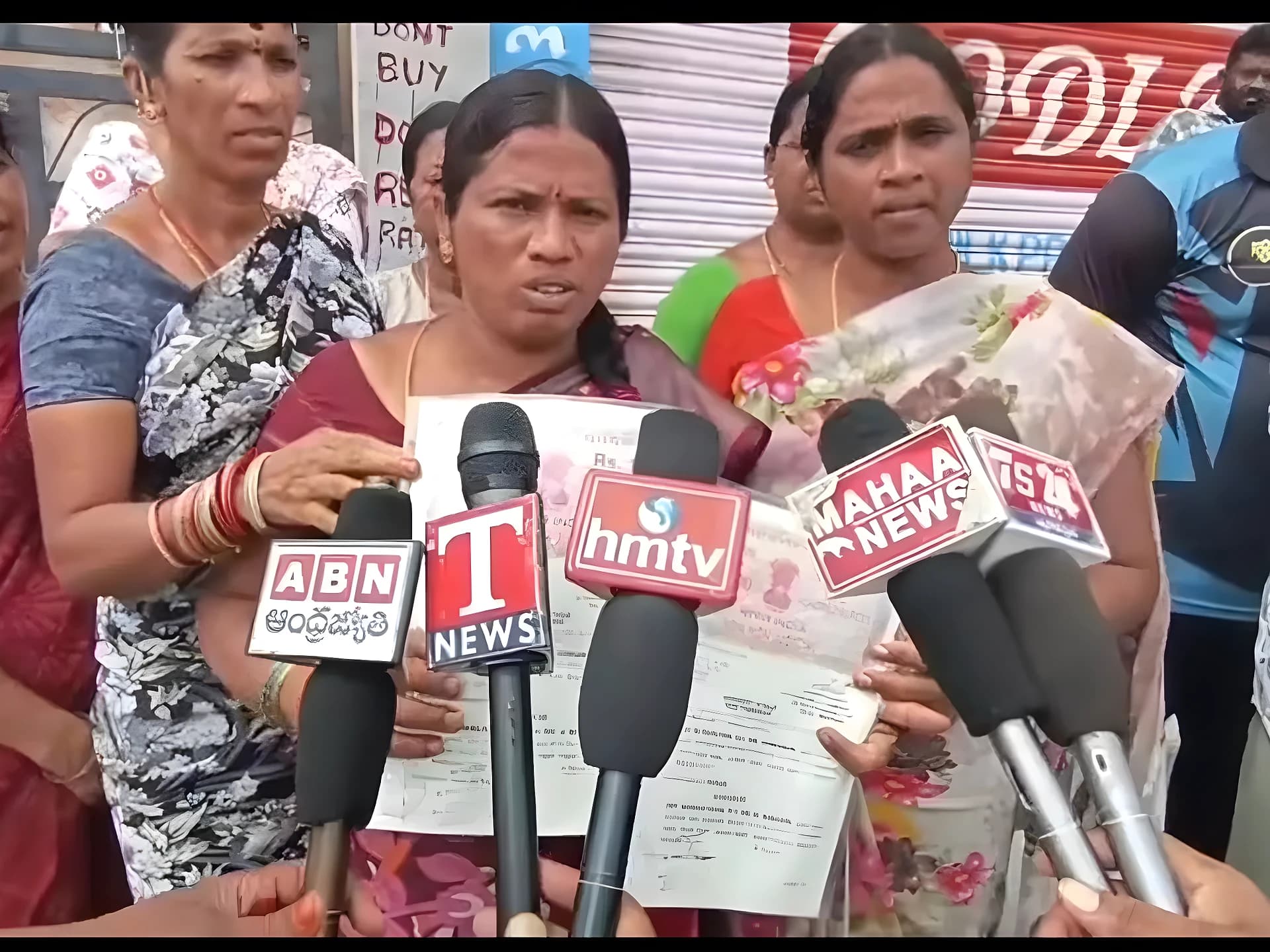 ప్లాట్లు ఇప్పిస్తానని, రాత్రికి రాత్రే పరార్
