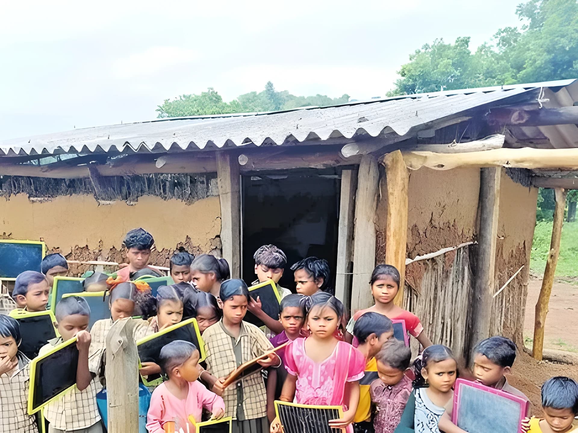 రేకుల షెడ్లోనే అక్షర యజ్ఞం