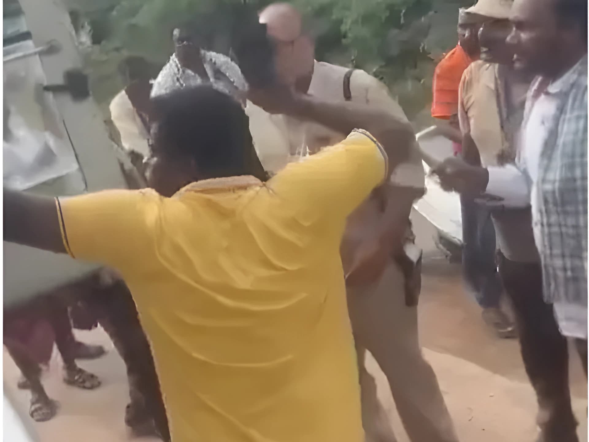 బైక్పై వెంబడించి డ్రైవర్, కండక్టర్పై దాడి