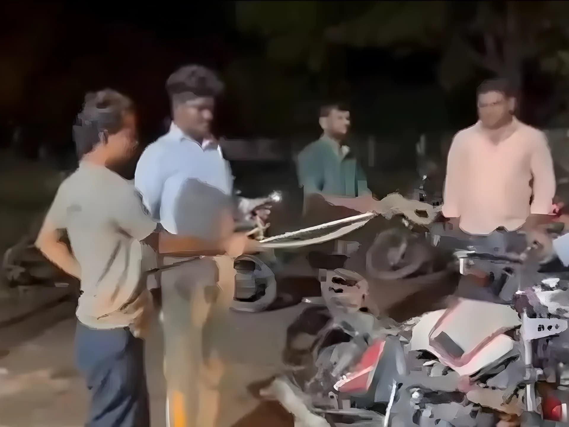 షాకింగ్.. బైక్ ఇంజిన్లో నాగుపాము