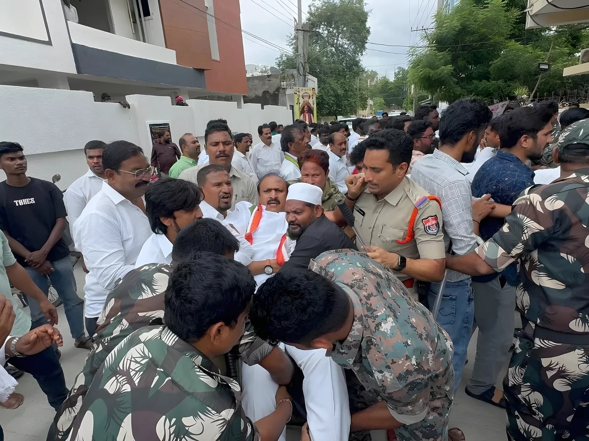 కరీంనగర్ MP ఆఫీస్ వద్ద ఉద్రిక్తత