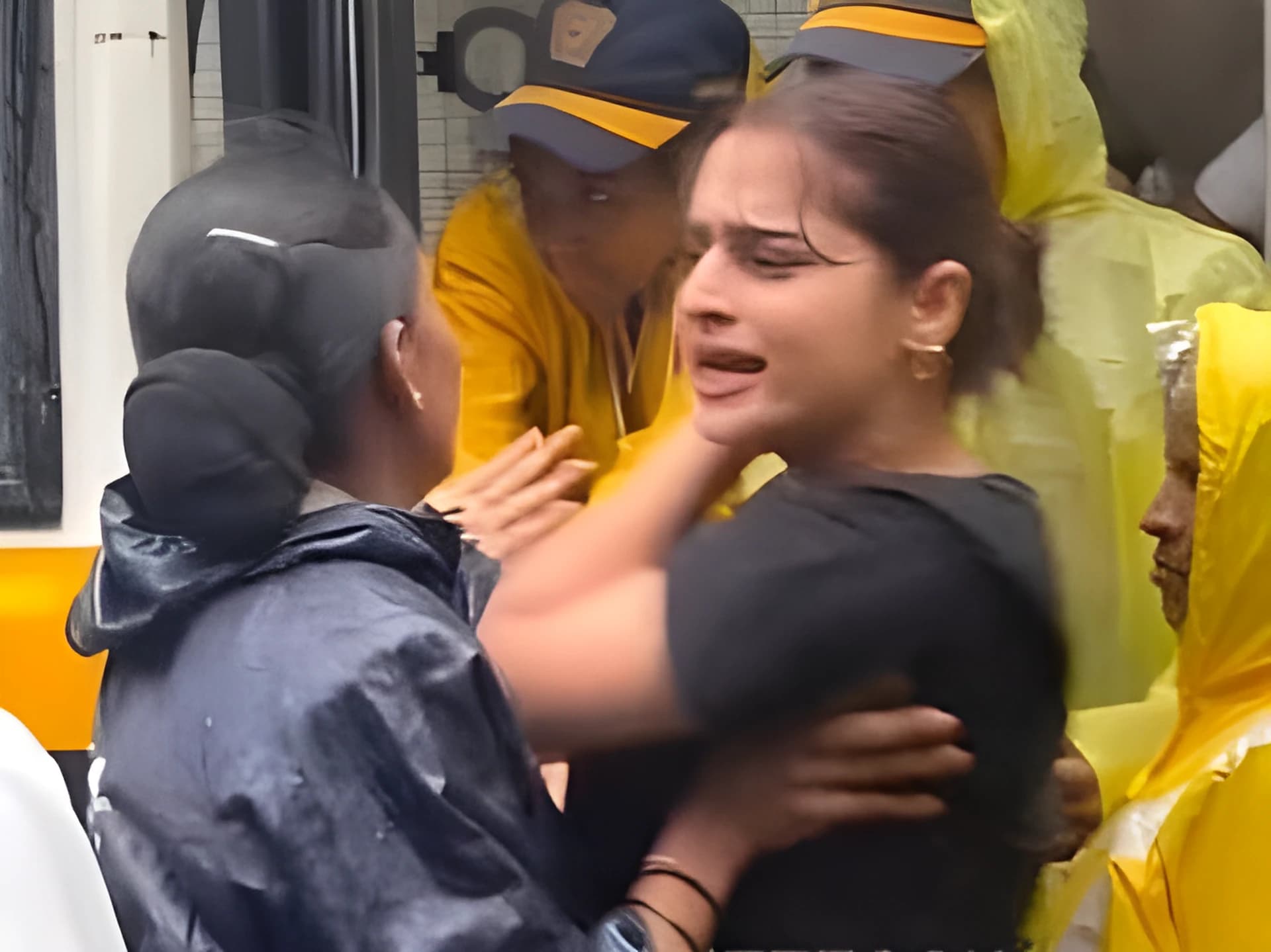 అనుమానంతో నటి ఆయేషా ఖాన్ అరెస్ట్ !