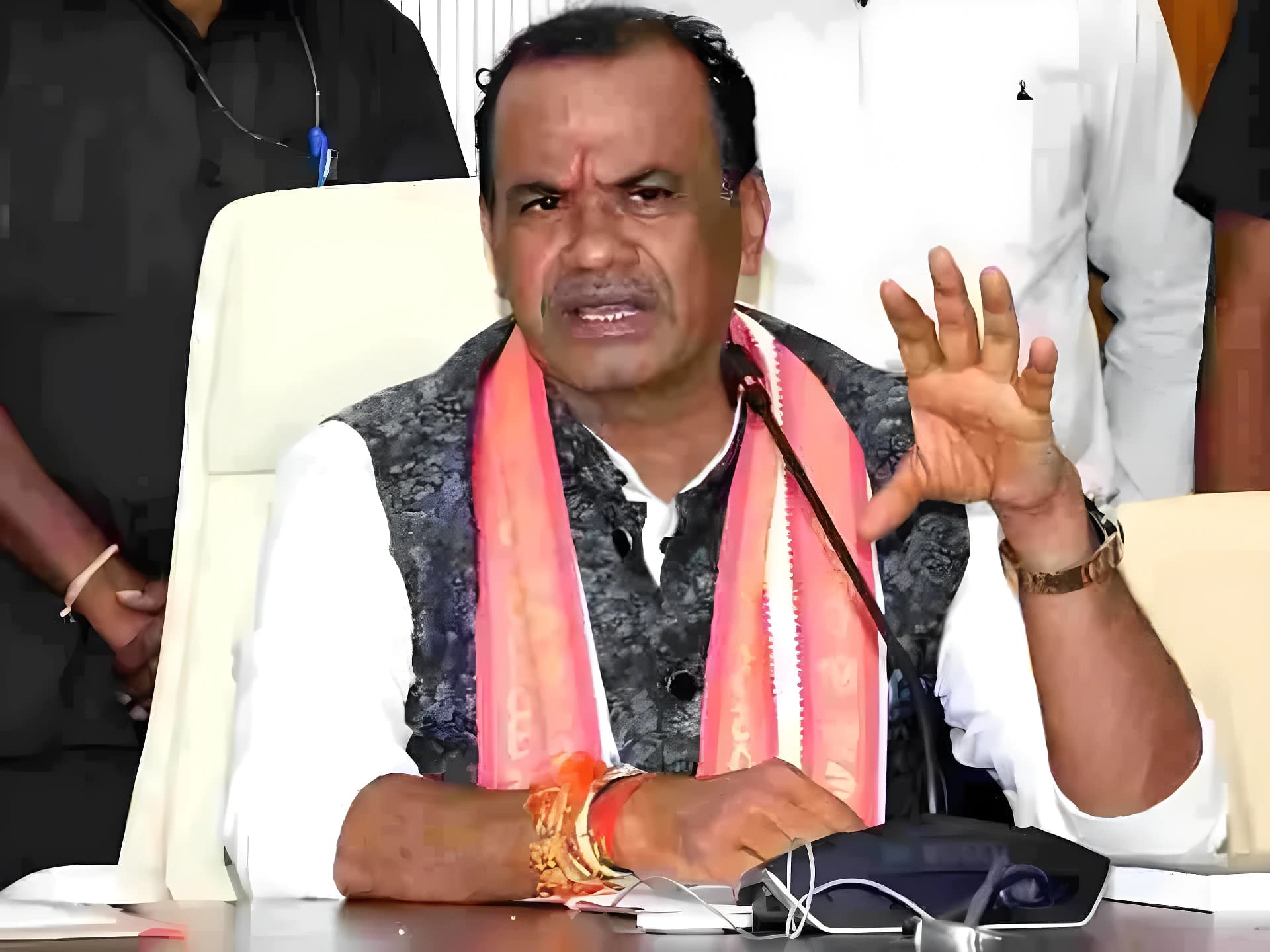 నీట్ లీక్పై మోదీ క్షమాపణ చెప్పాలి