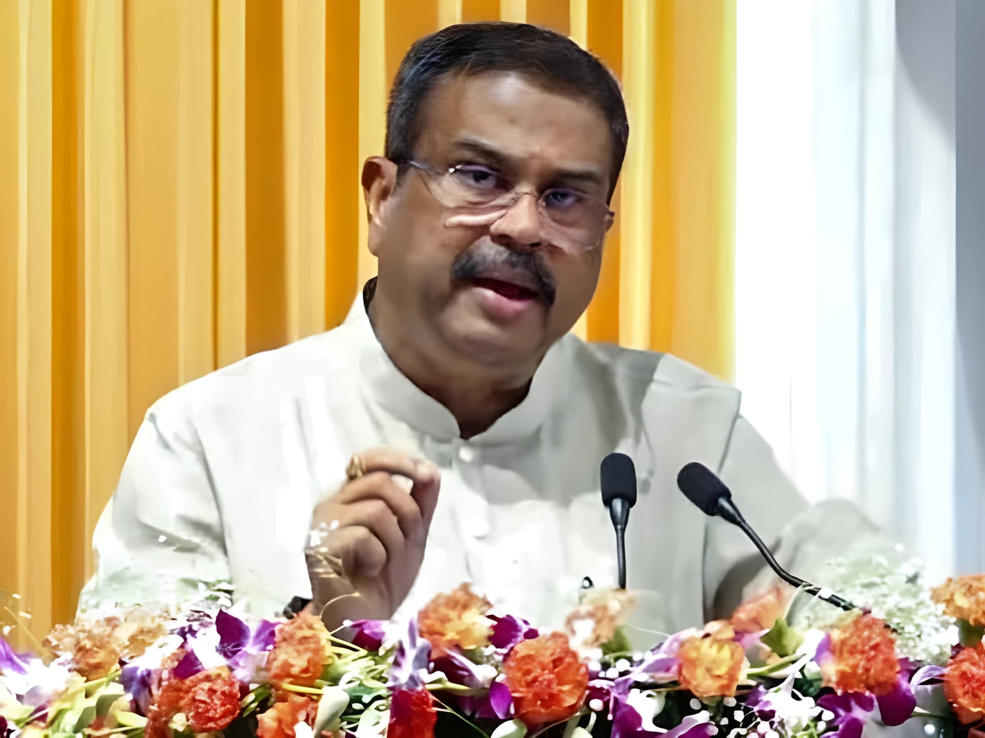 ధర్మేంద్ర తప్పుకోవాల్సిన అవసరం లేదు: కేంద్రం