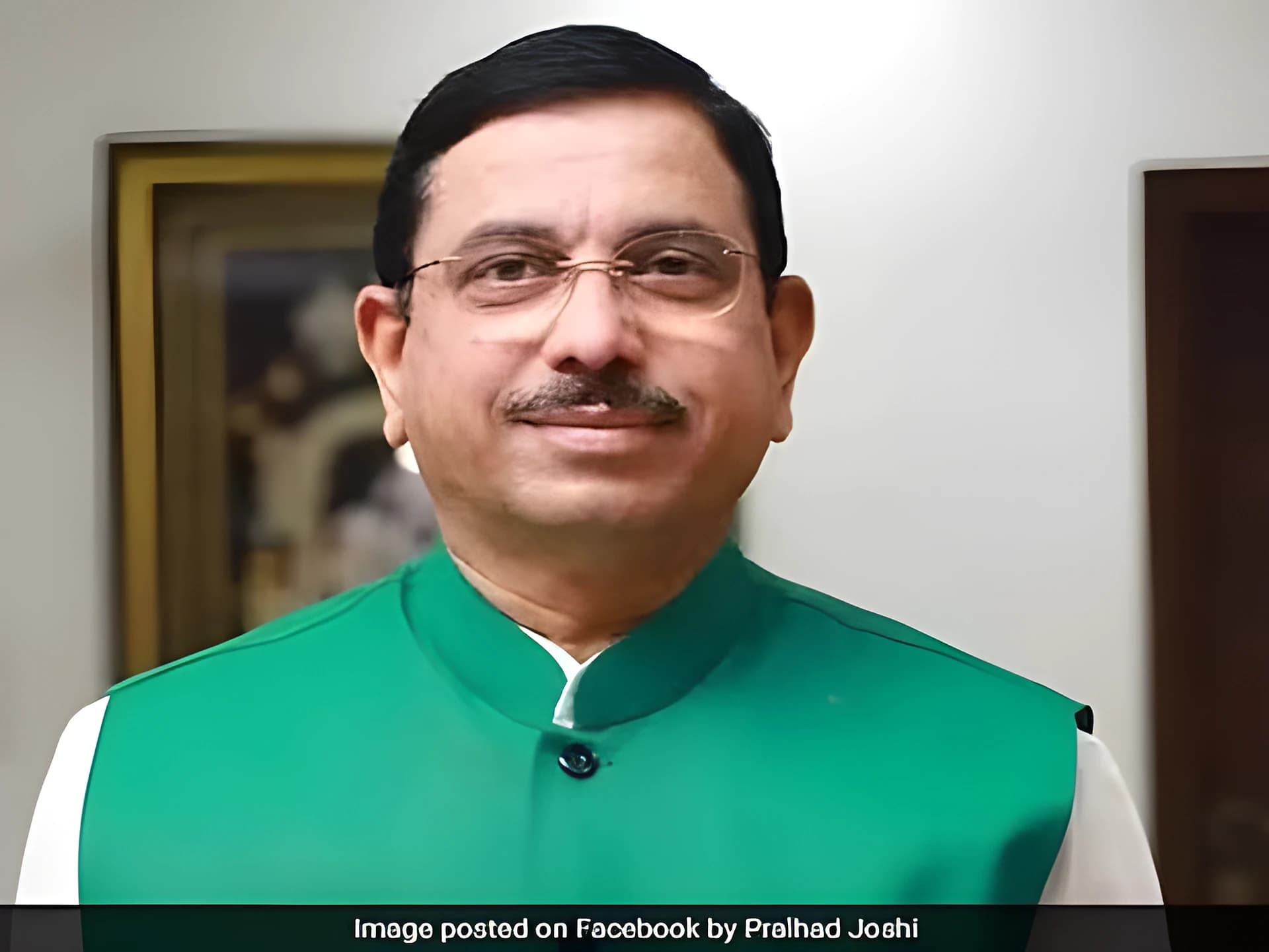 కొత్త విద్యా మంత్రిగా ప్రహ్లాద్ జోషీ !