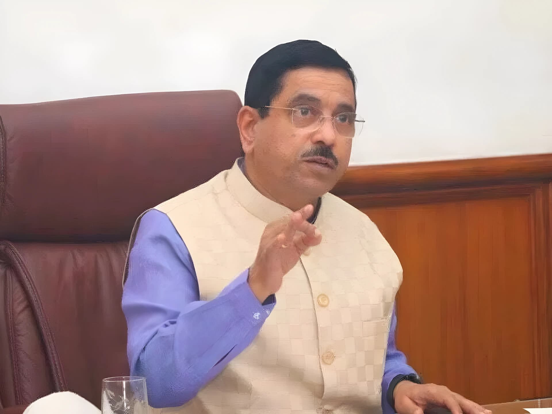 RSS బ్యాక్గ్రౌండ్తో విద్యాశాఖ పగ్గాలు