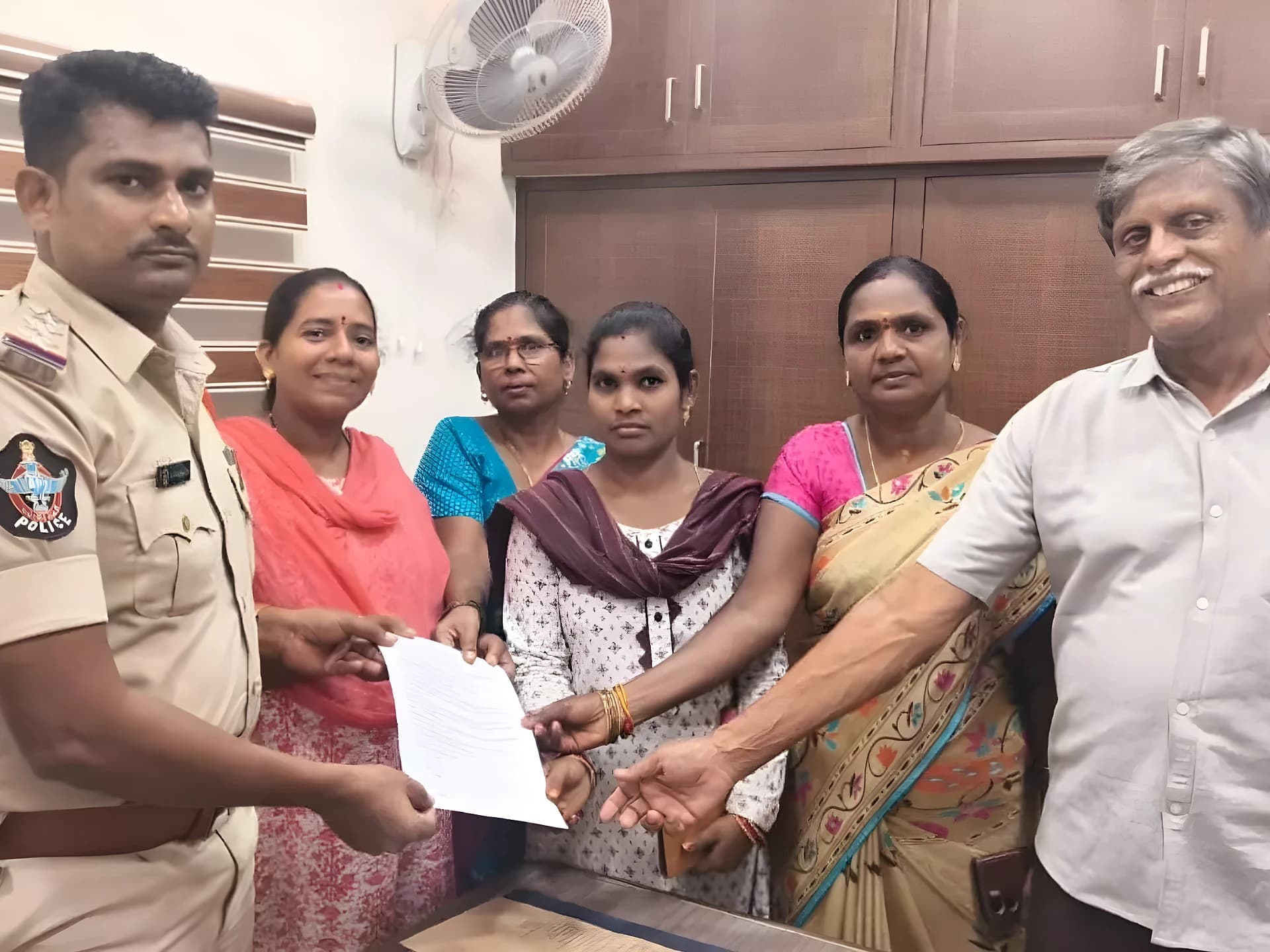 బస్టాండ్ పక్కనే వైన్ షాపులు.. ఐద్వా ఆగ్రహం