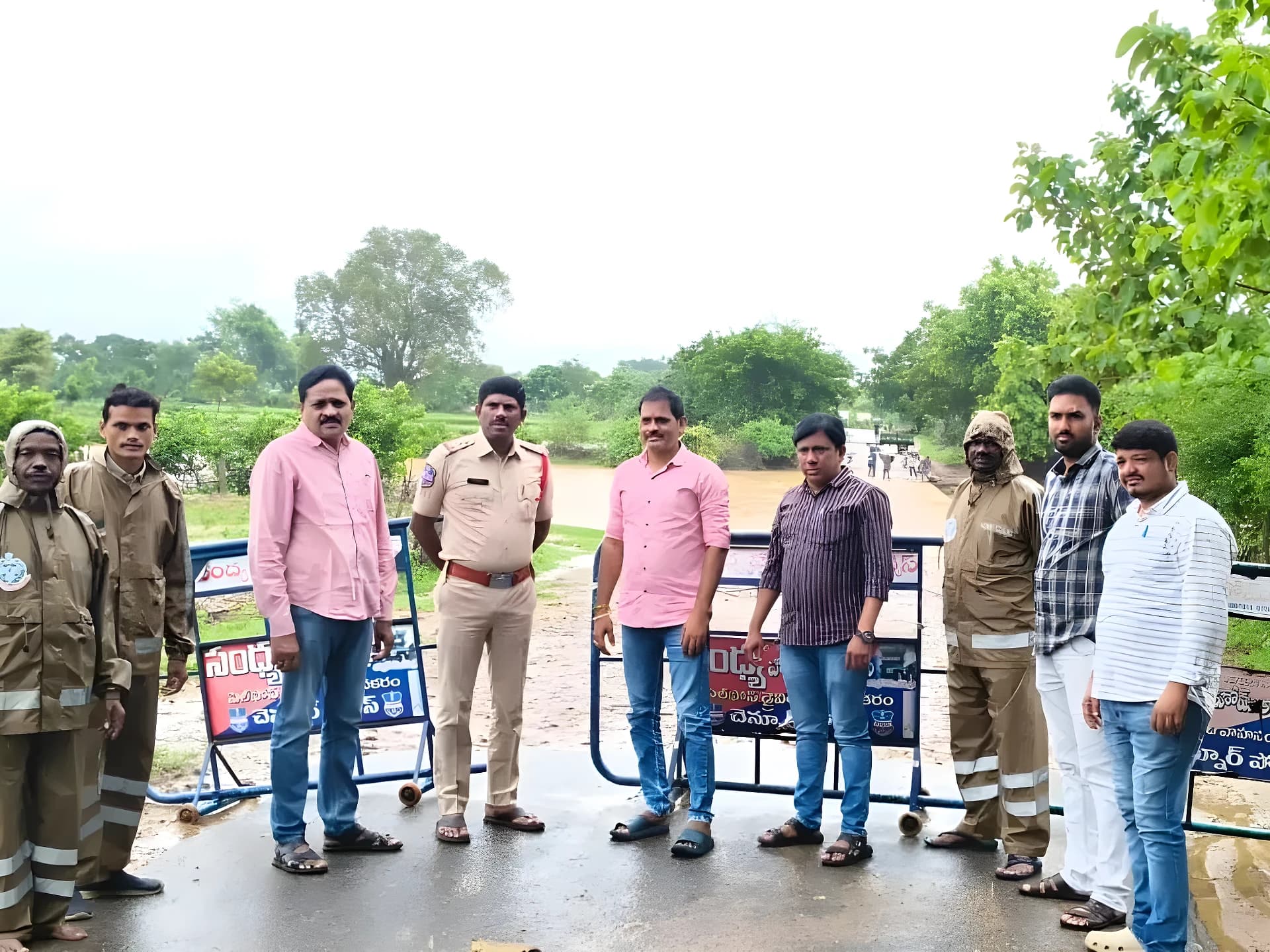 అక్కపెల్లి వద్ద రాకపోకలు బంద్.. హైఅలర్ట్