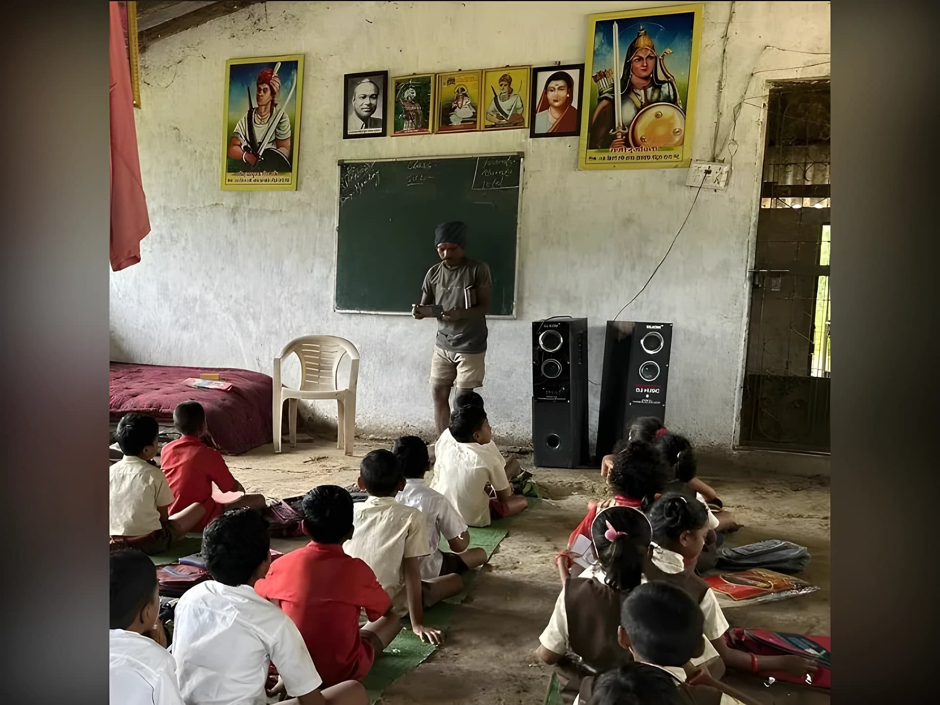 లక్షకు పైగా స్కూళ్లలో ఒక్కరే టీచర్!