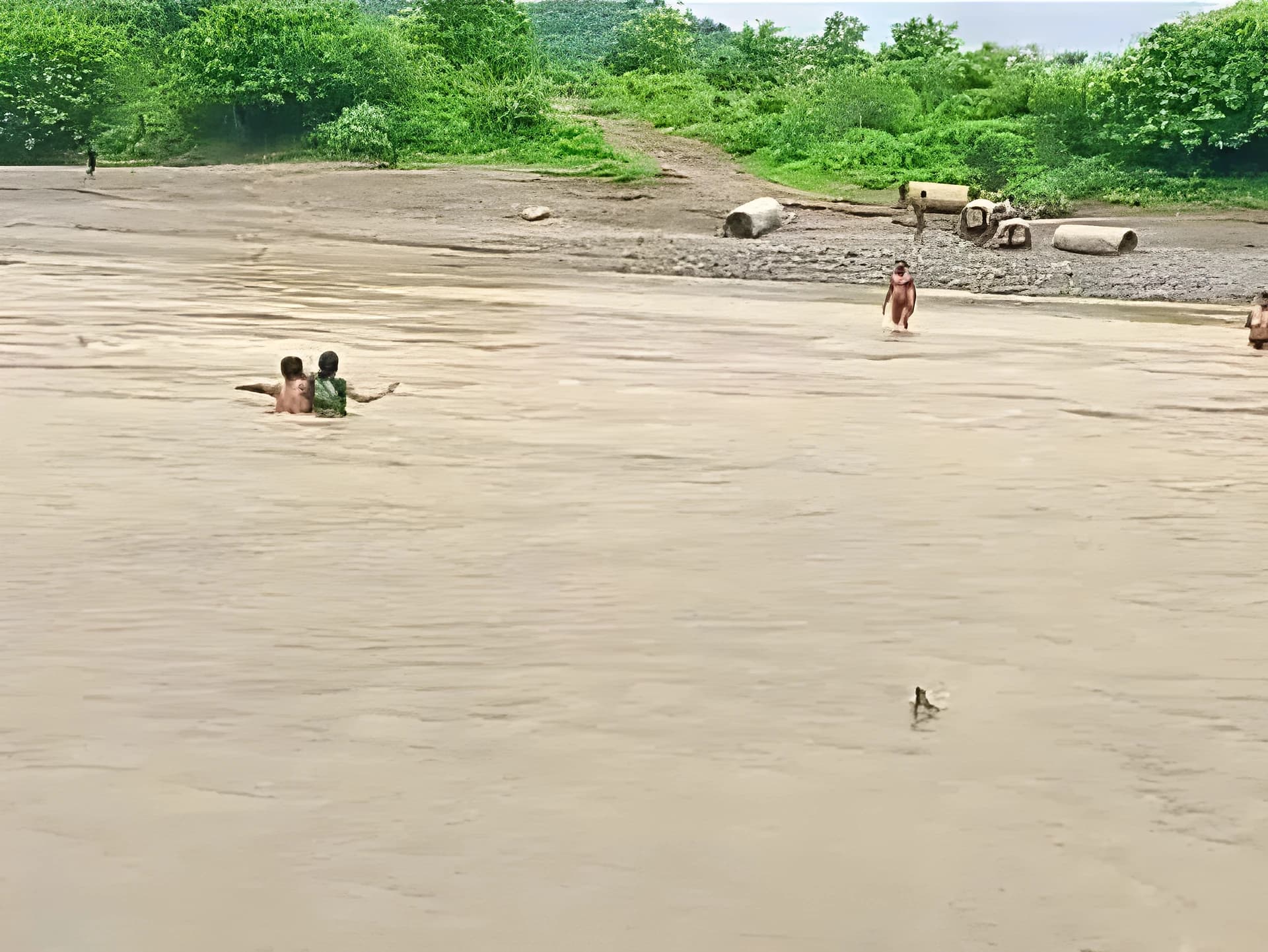 నడుములోతు నీటిలో ప్రాణాలతో ప్రయాణం