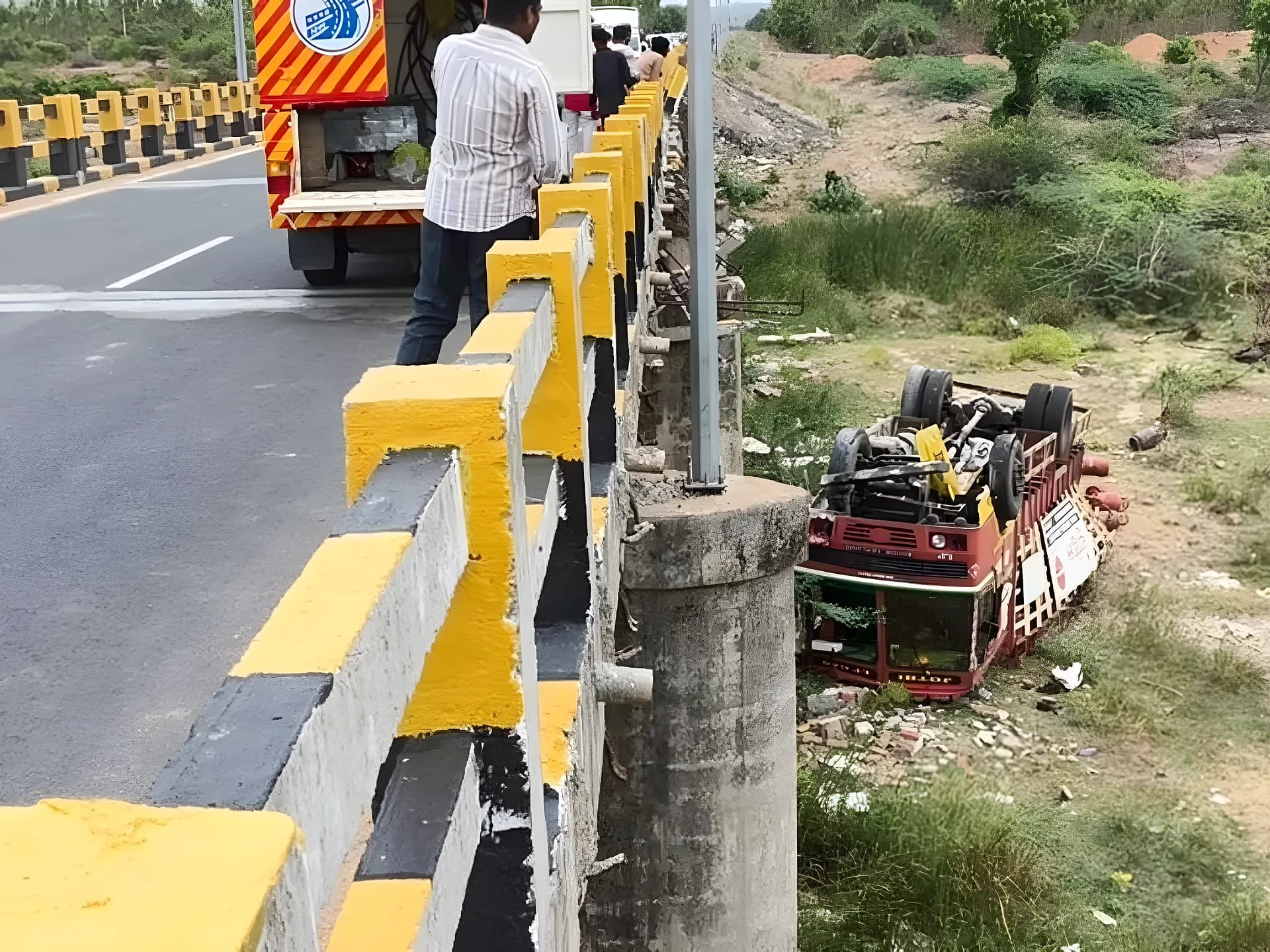 వాగులోకి దూసుకెళ్లిన సిలిండర్ల లారీ
