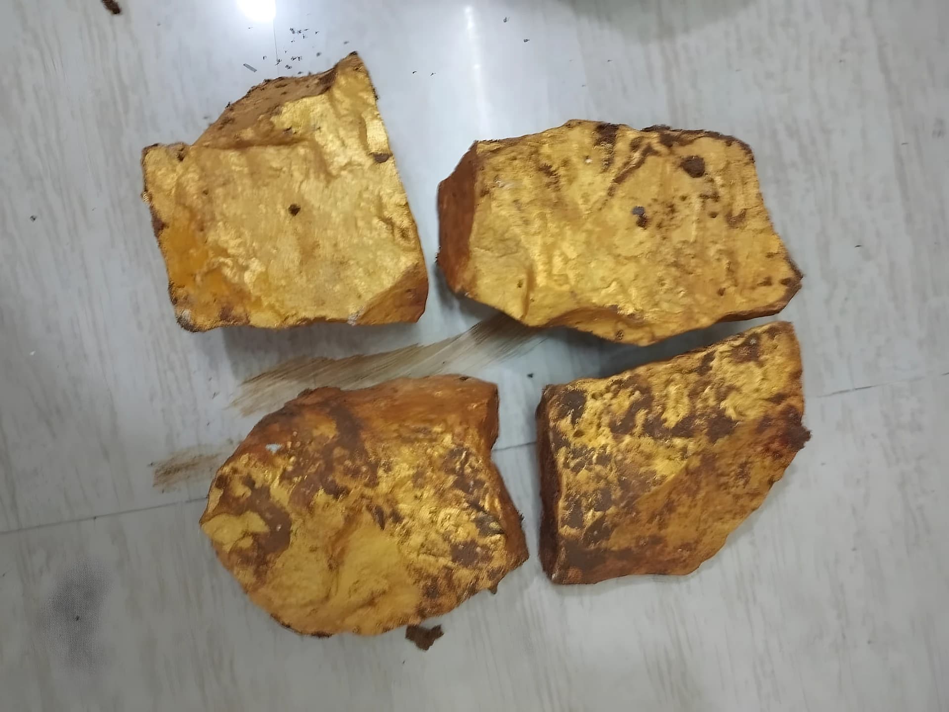 కంకర రాళ్లకు బంగారు పూతతో మోసం