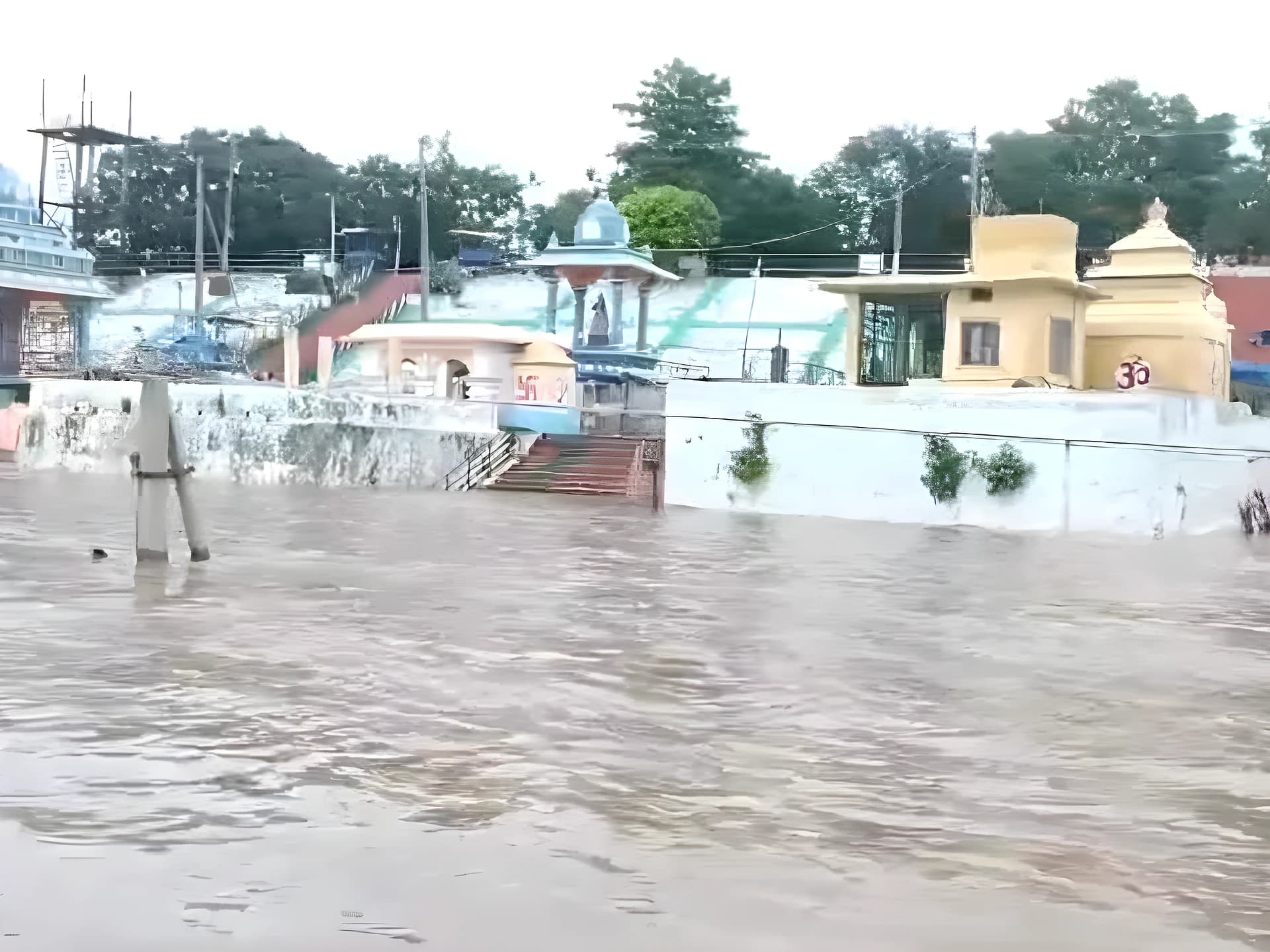 పెరిగిన వరద ఉద్ధృతి.. భద్రాచలంలో హైఅలర్ట్