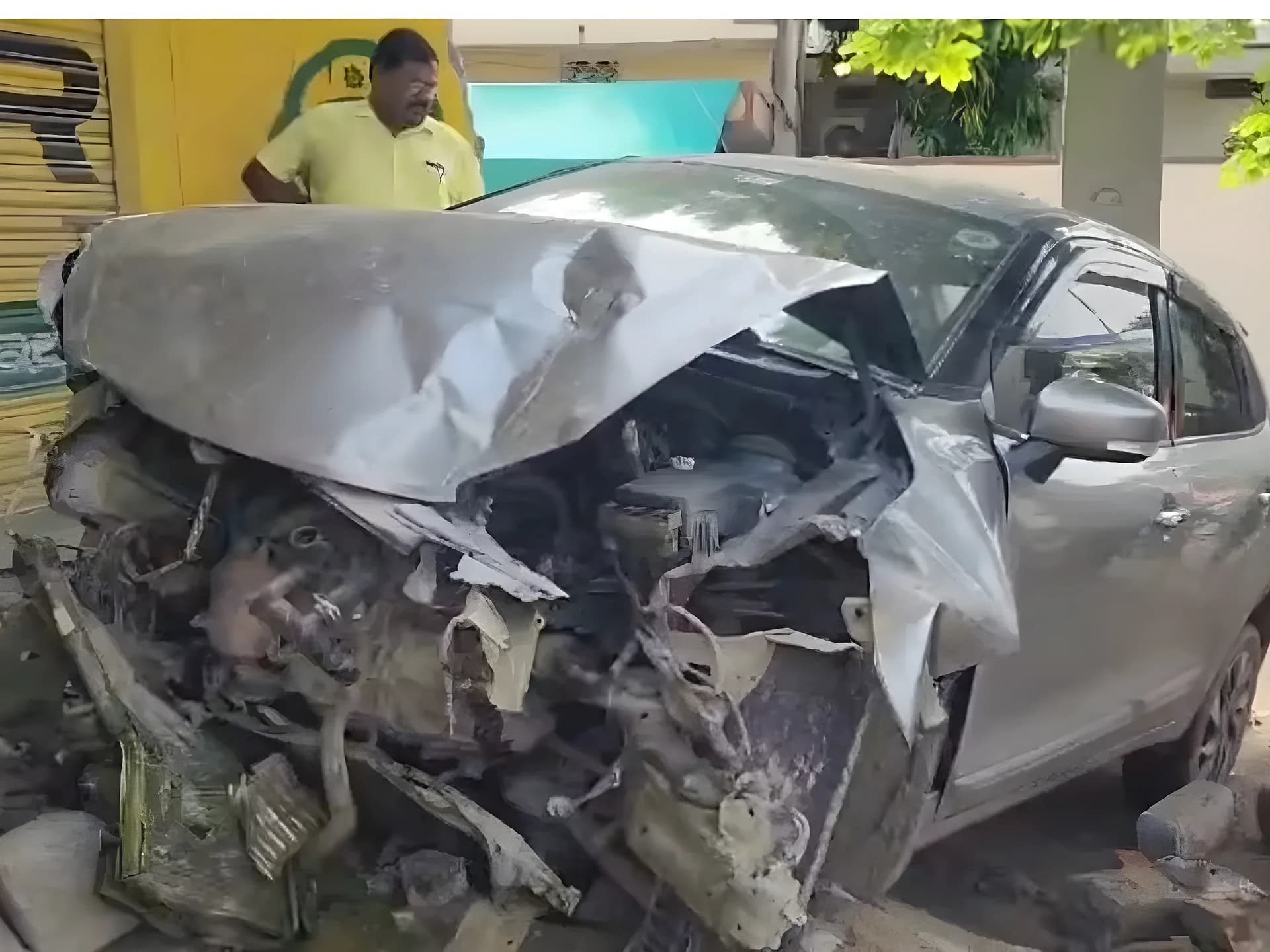 అతివేగంతో షాప్లోకి దూసుకెళ్లిన కారు
