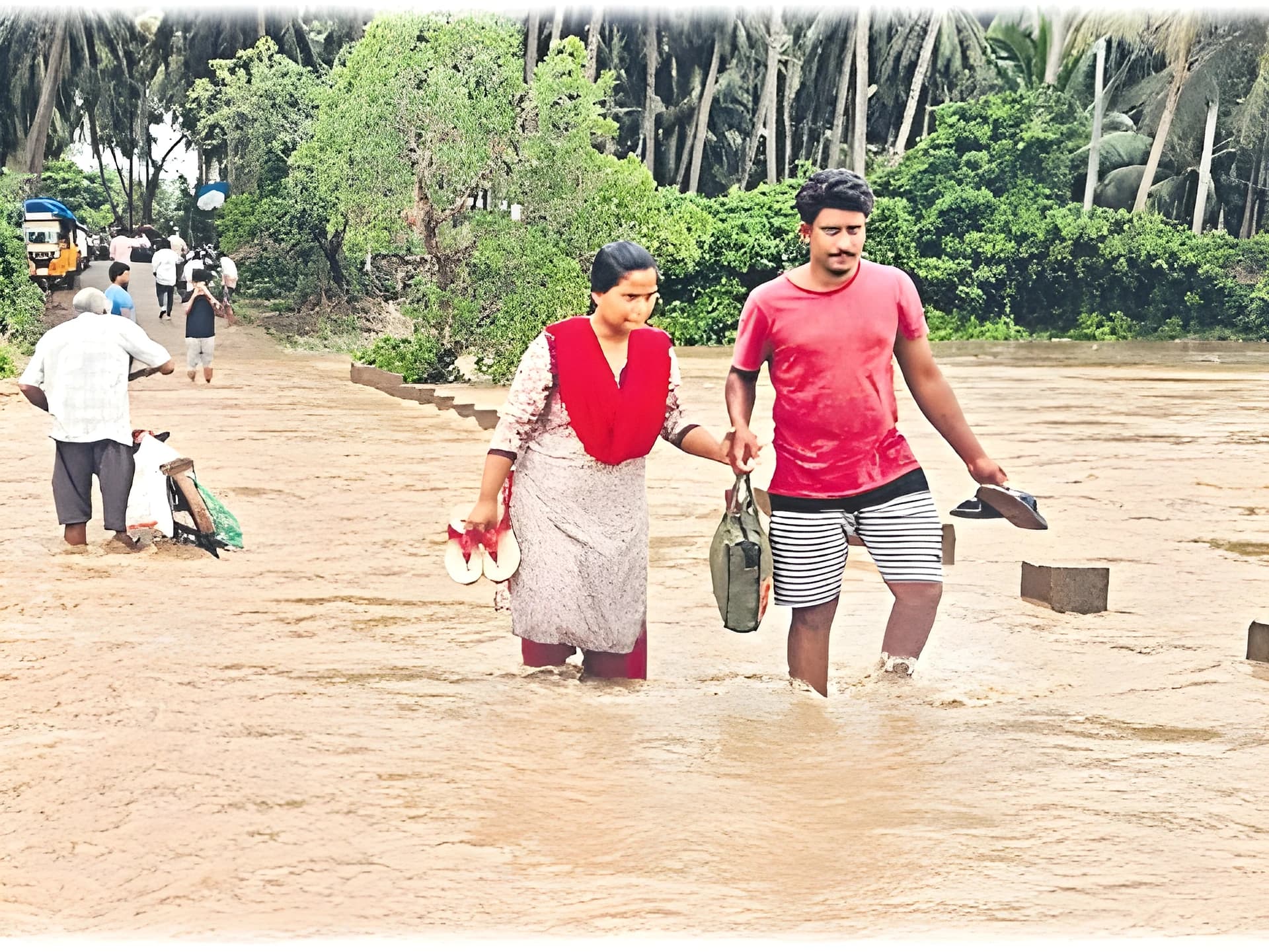 వరద విలయం.. వంద గ్రామాలకు రాకపోకలు బంద్