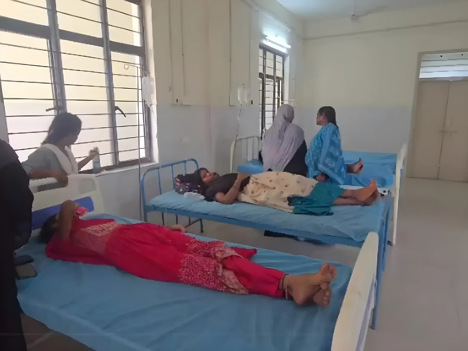 నీళ్లు తాగిన స్టూడెంట్స్కు అస్వస్థత.. స్కూల్లో టెన్షన్