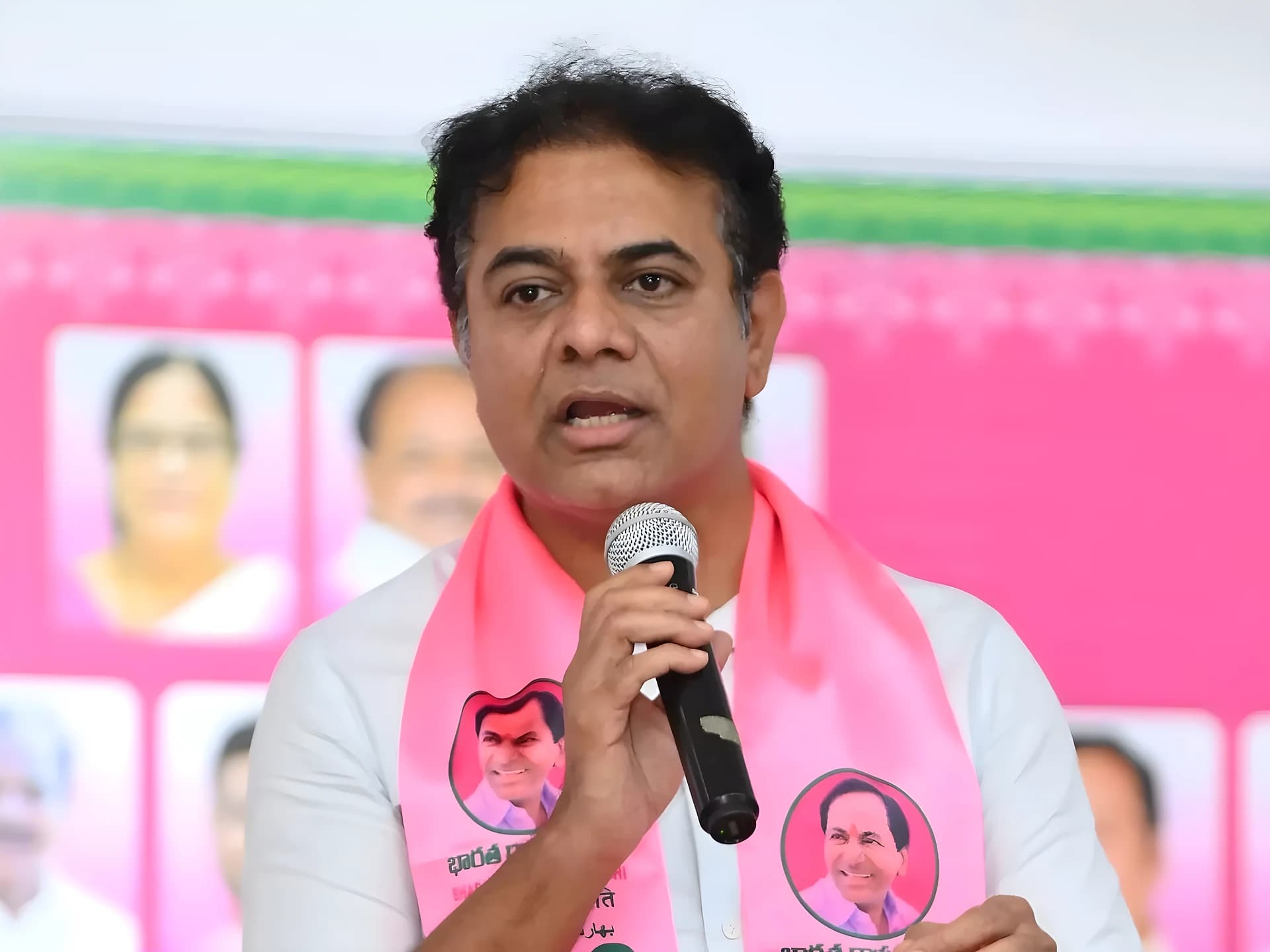 విద్యార్థులకు బేషరతుగా క్షమాపణ చెప్పాలి: KTR