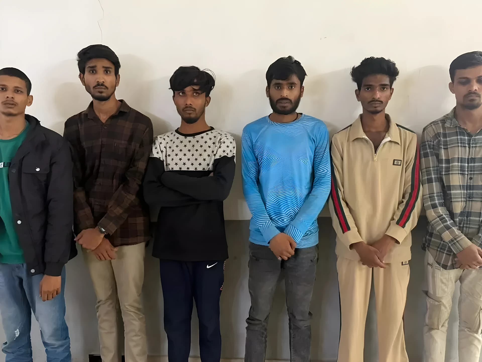 లిఫ్ట్ అడిగి.. కత్తితో బెదిరించి దోపిడీ