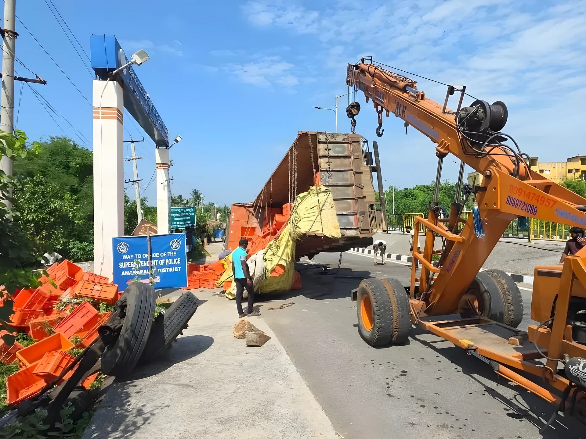 హైవేపై పల్టీలు కొట్టిన లారీ