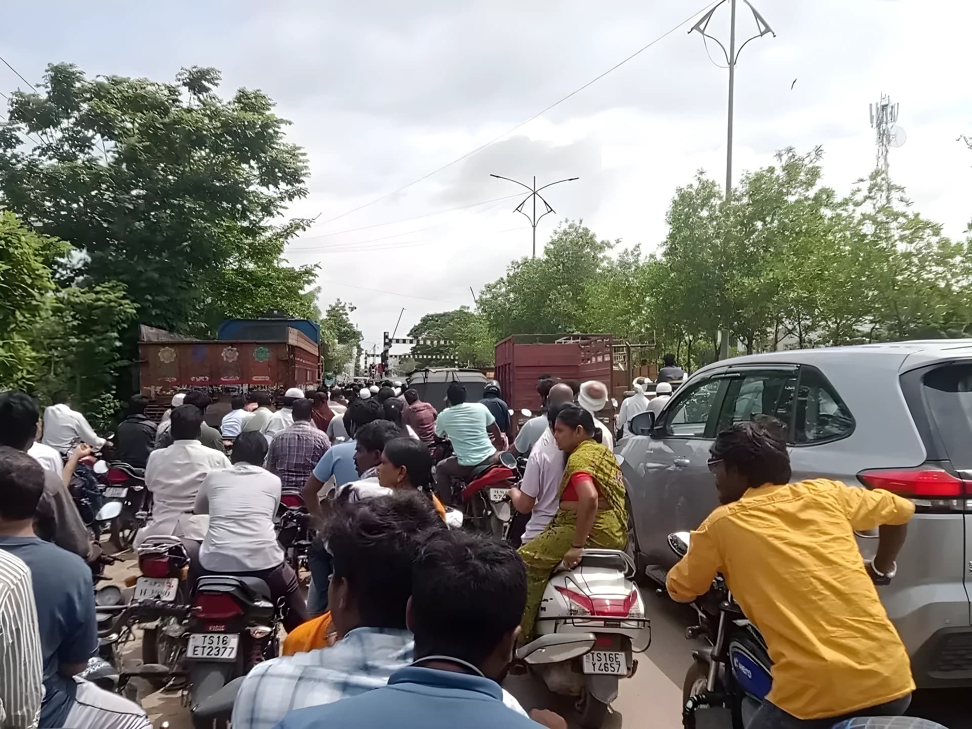 గేటు పడక.. తాడుతో ట్రాఫిక్ కంట్రోల్