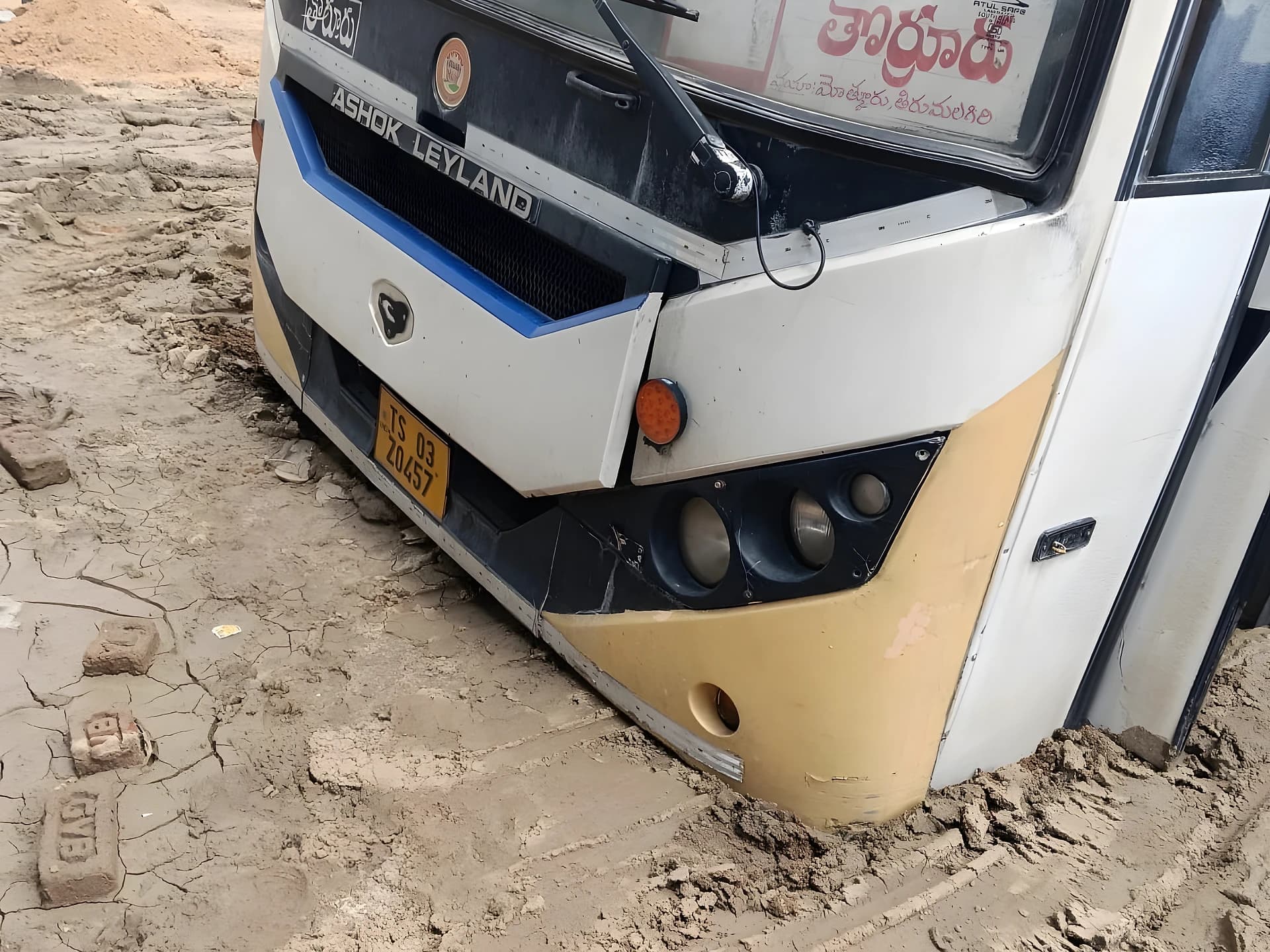 బురదలో చిక్కుకున్న లగ్జరీ బస్సు