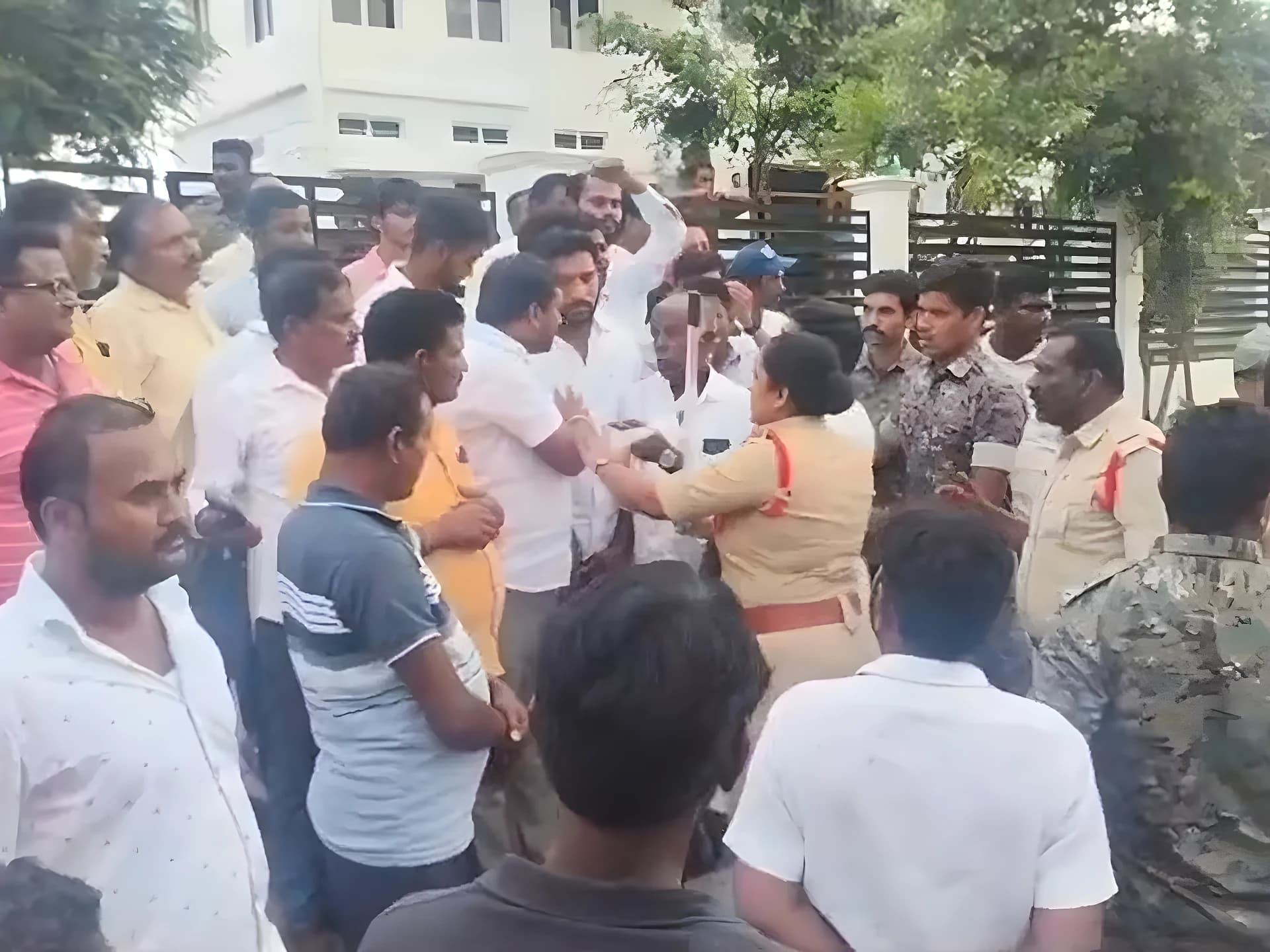 రంగుల రాజకీయం.. ముస్తాబాద్లో ఉద్రిక్తత