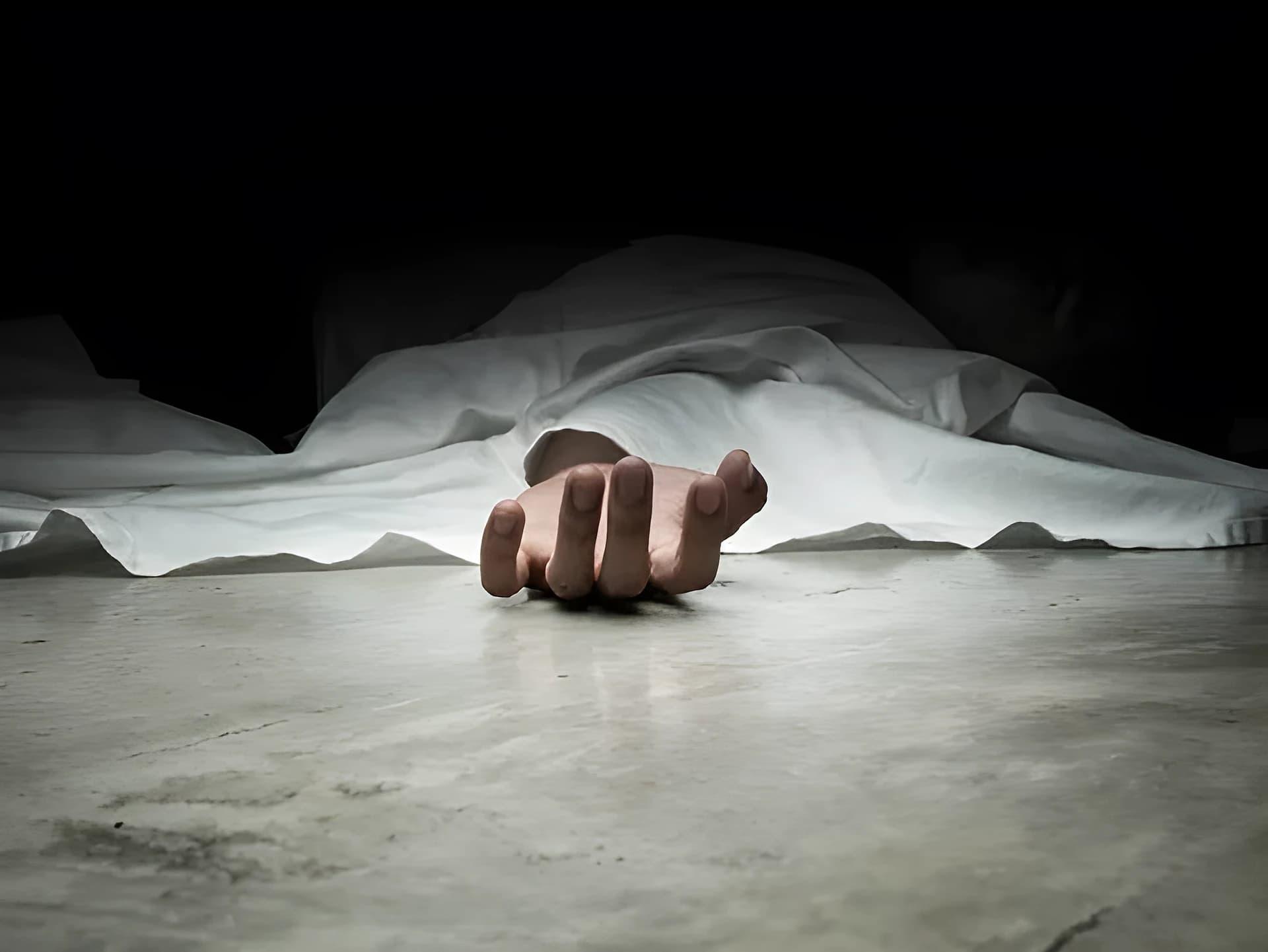 చెత్తకుప్పలో కాలిన డెడ్బాడీ.. హత్యా? ప్రమాదమా?