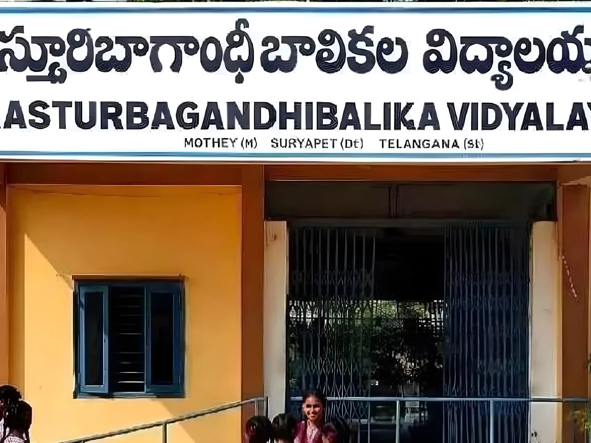 అర్ధరాత్రి హాస్టల్లోకి యువకుడు