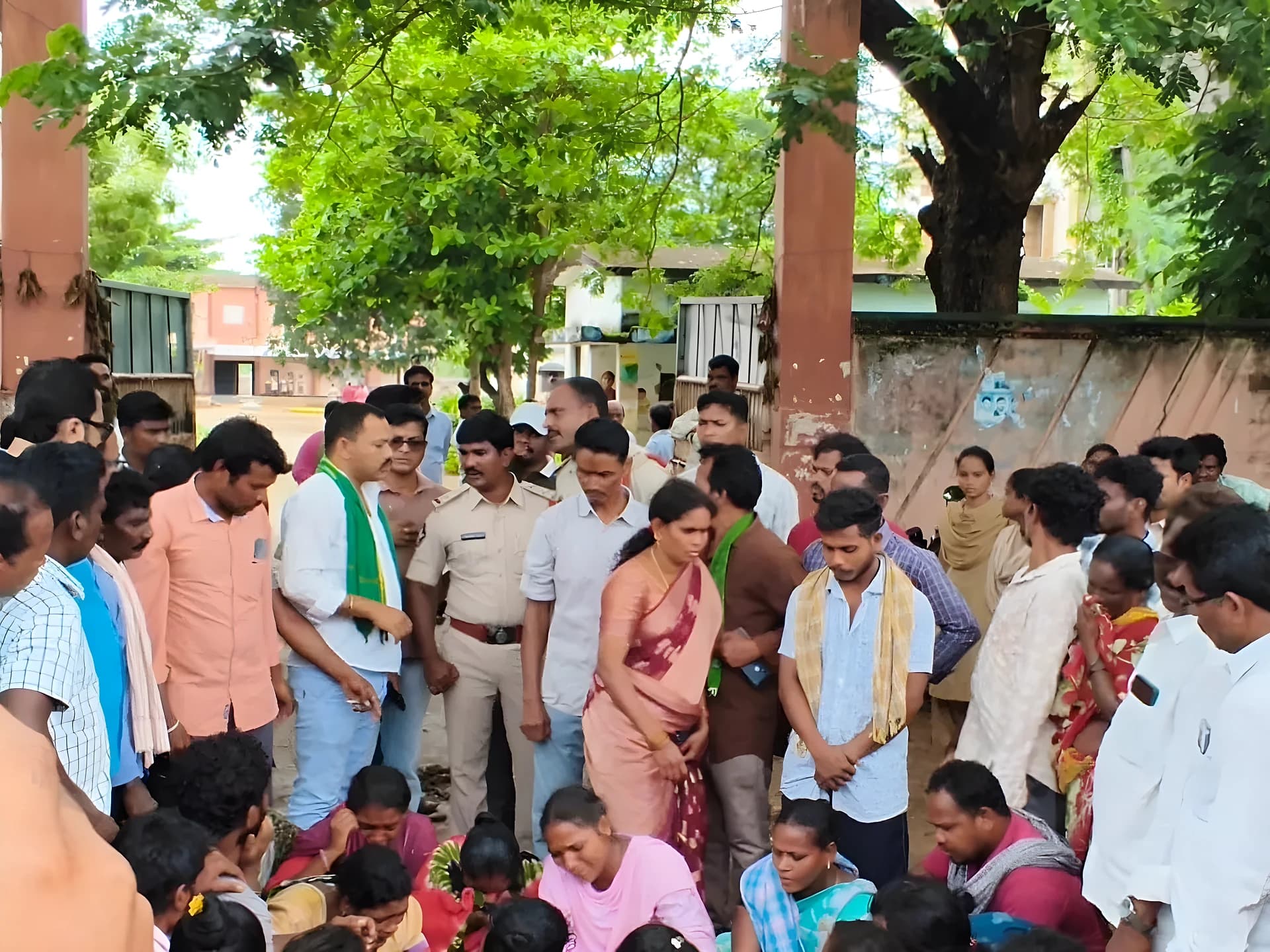 ఆశ్రమ పాఠశాలలో కరెంట్ షాక్తో విద్యార్థిని మృతి