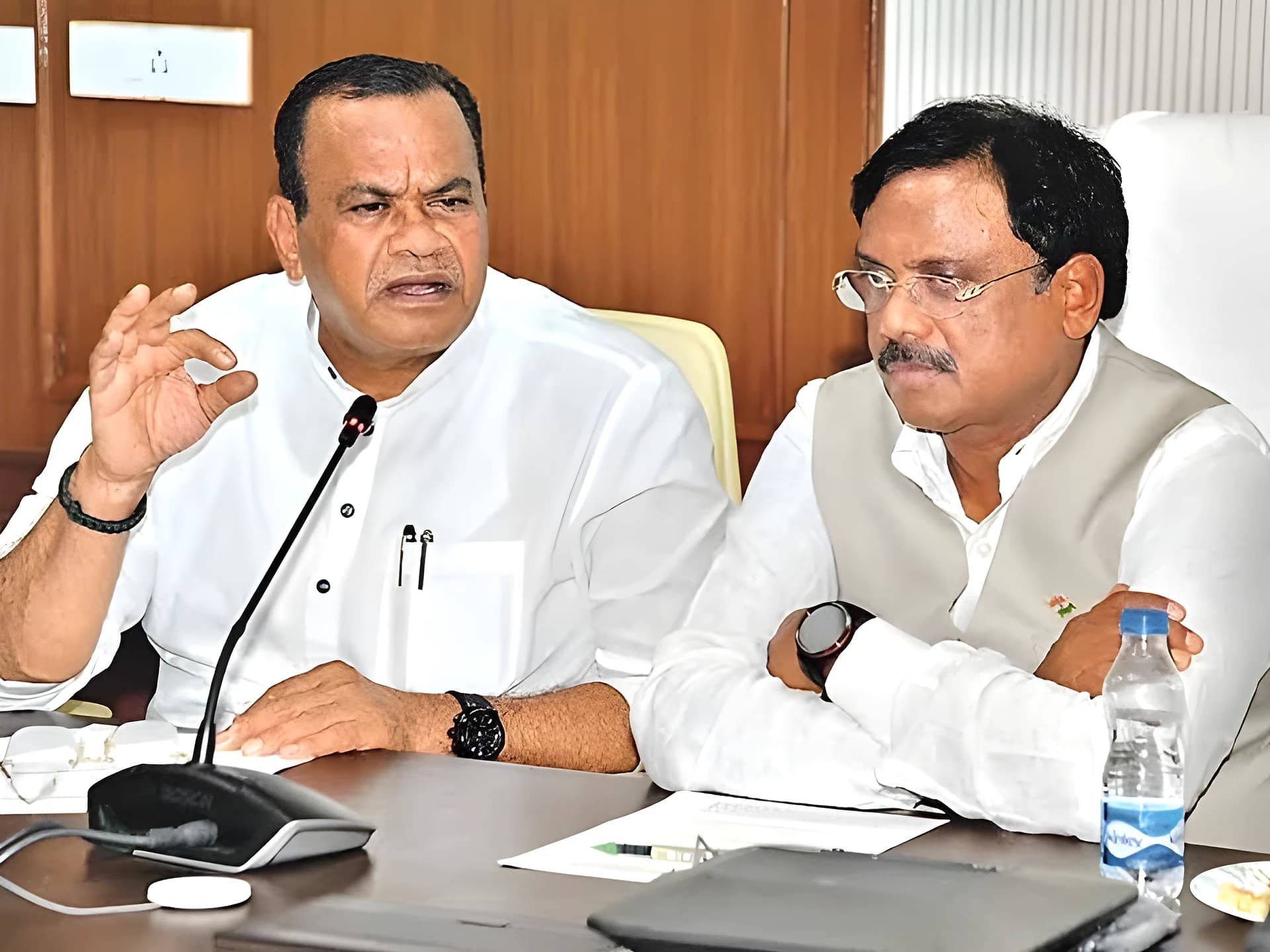 హ్యామ్ రోడ్ల పనుల్లో వేగం పెంచాలి: కోమటిరెడ్డి