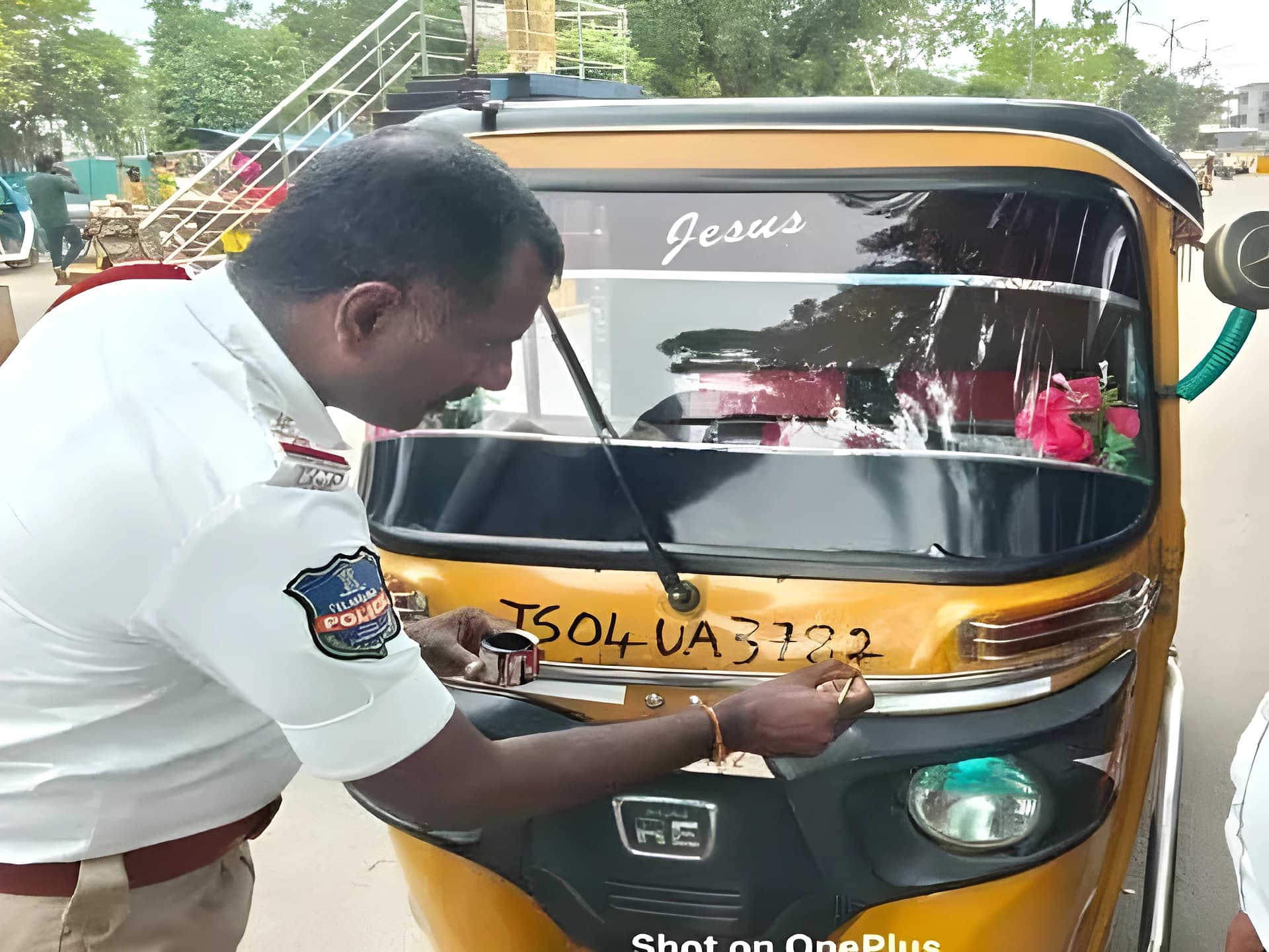 రూల్స్ బ్రేక్.. ఫైన్కు బదులు అవగాహన