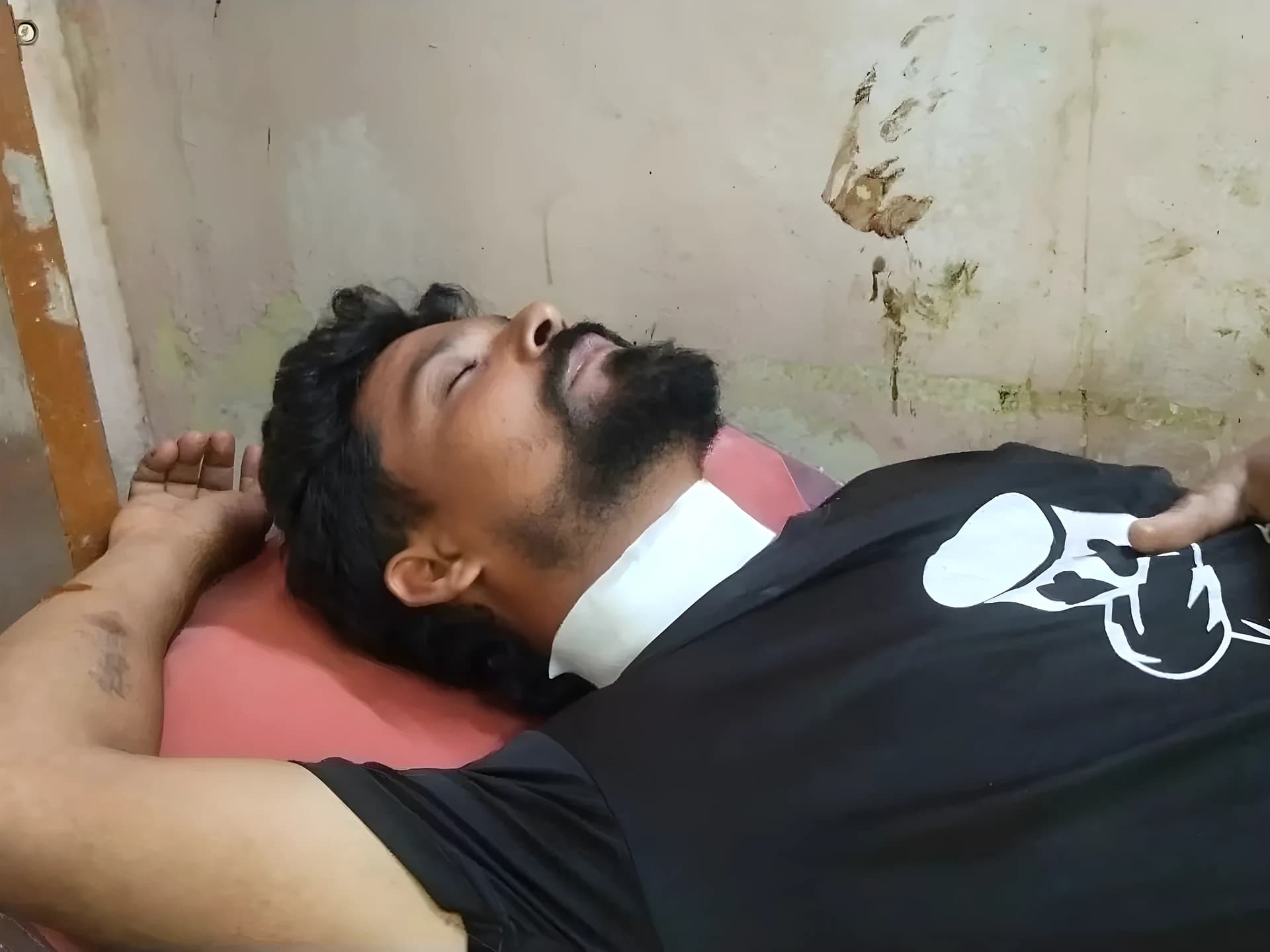 యువకుడి గొంతుపై టెస్టర్తో దాడి