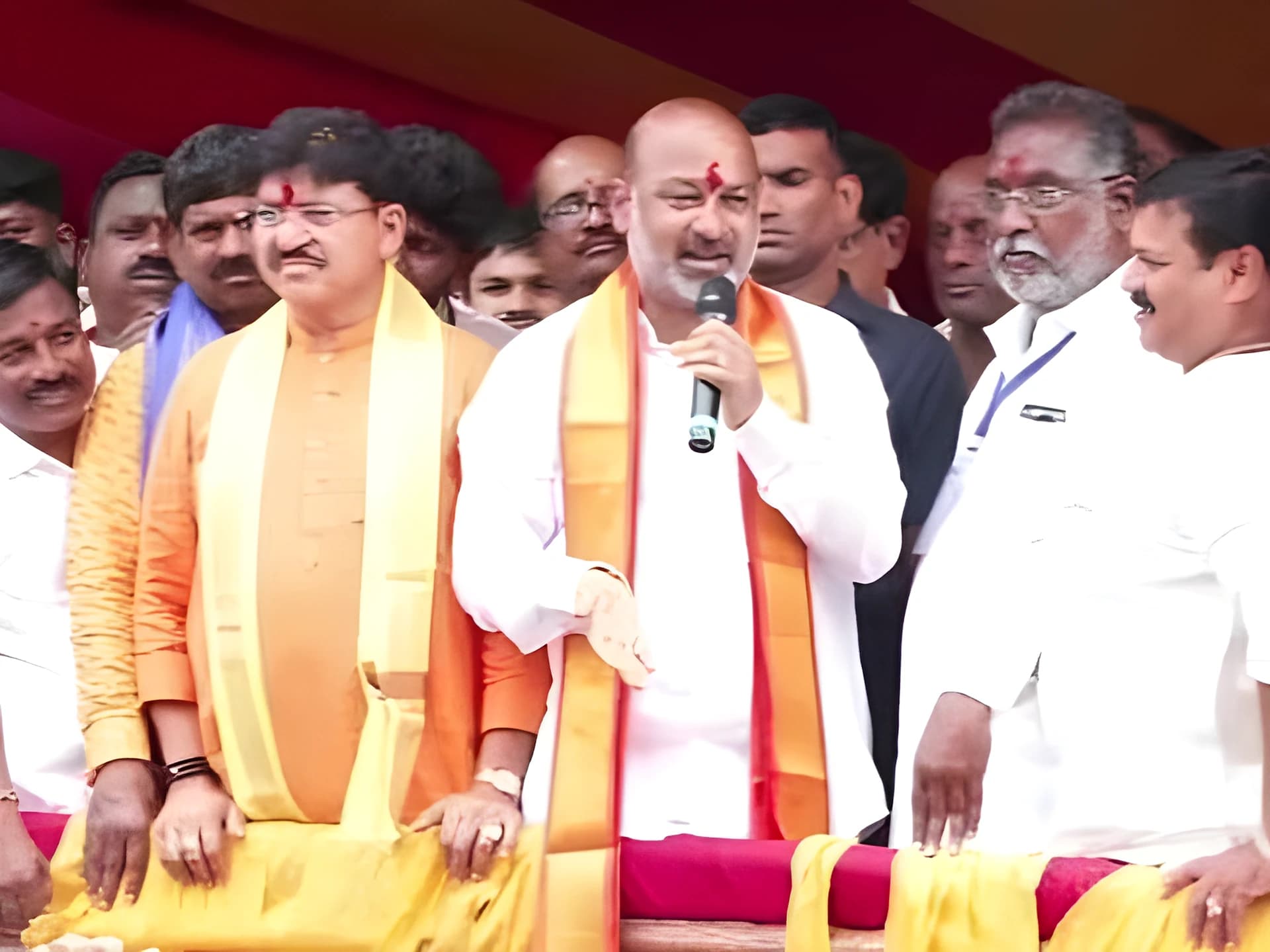 బిచ్చం వేసినట్లు నిధులు కేటాయించారు: బండి