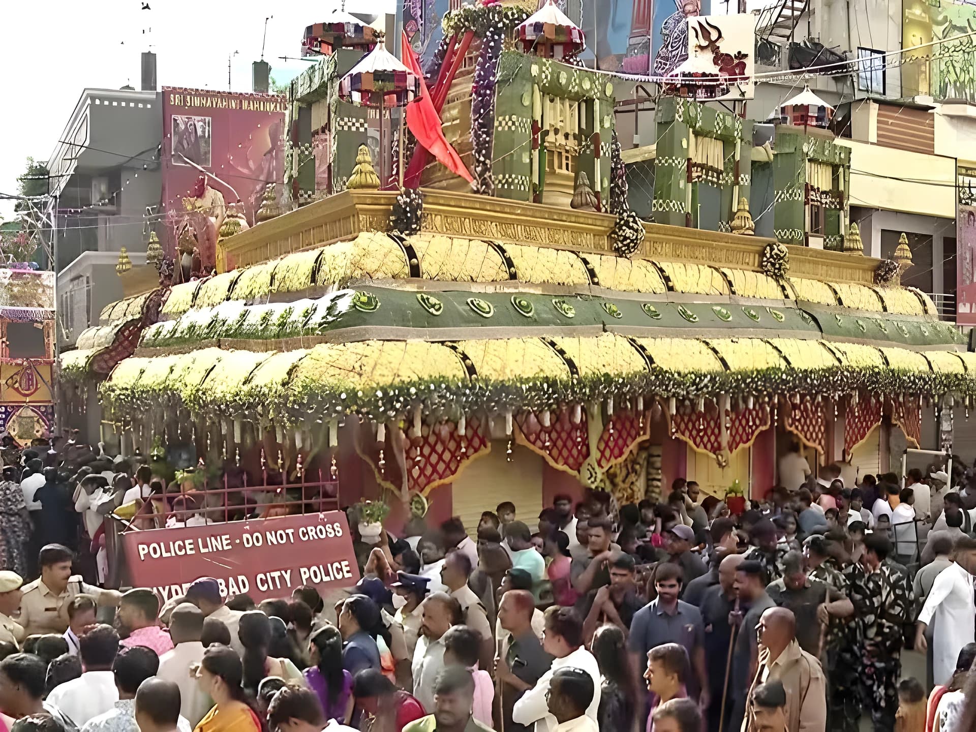 లాల్ దర్వాజాలో వైభవంగా బోనాలు..