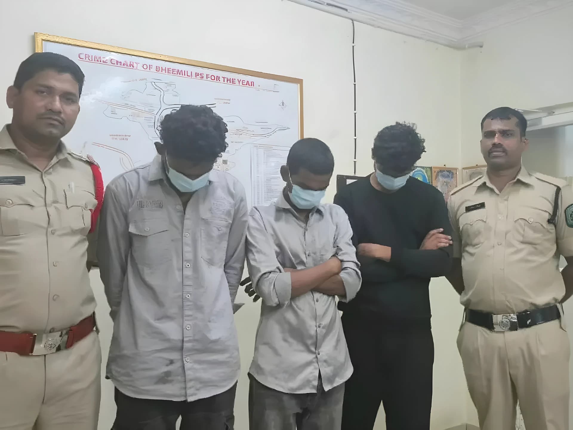 టోల్గేట్ వద్ద తనిఖీలు.. షాకింగ్ ట్విస్ట్