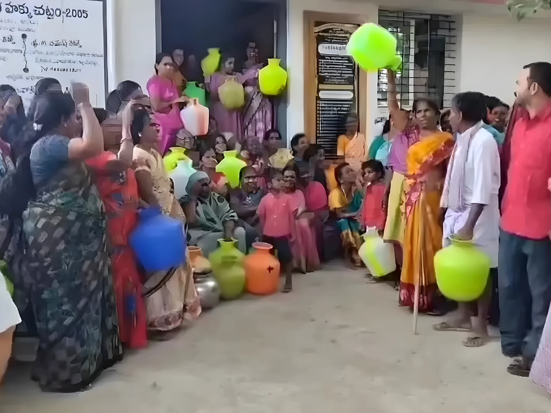 నీటి కోసం రోడ్డెక్కిన కాలనీవాసులు