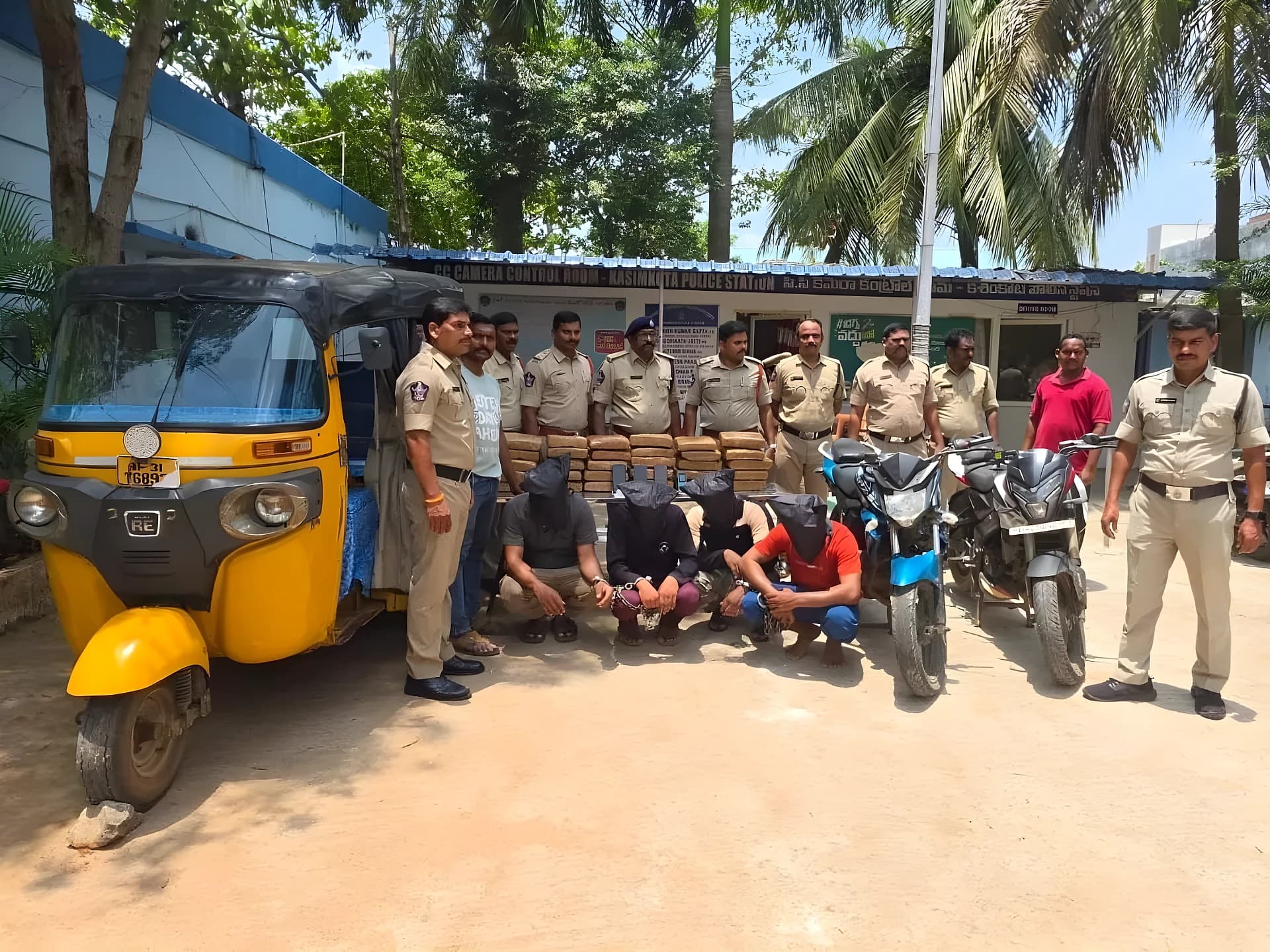 హైవేపై గంజాయి రవాణా
