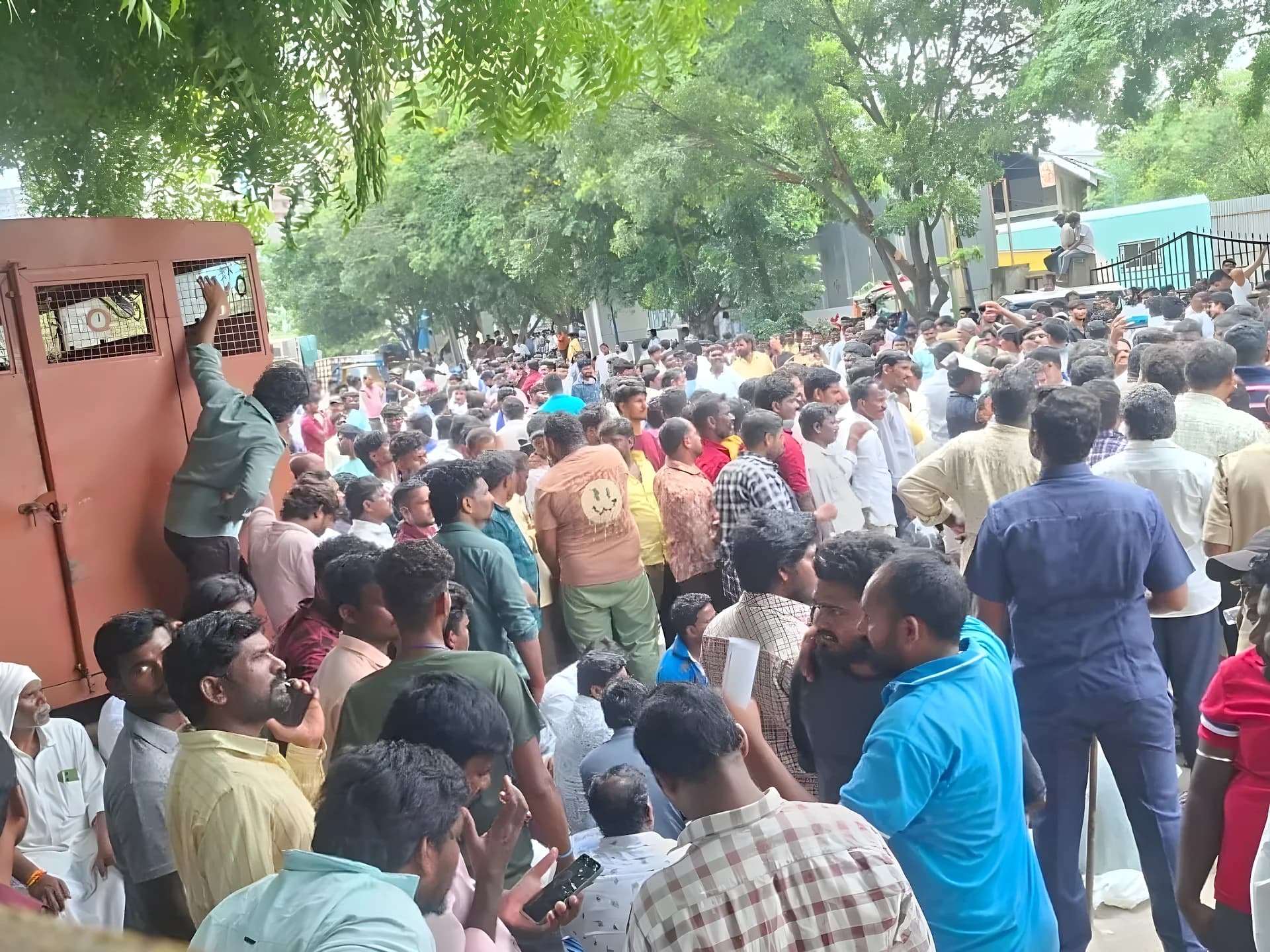 CMC ఆఫీస్ ముట్టడి.. హైటెన్షన్