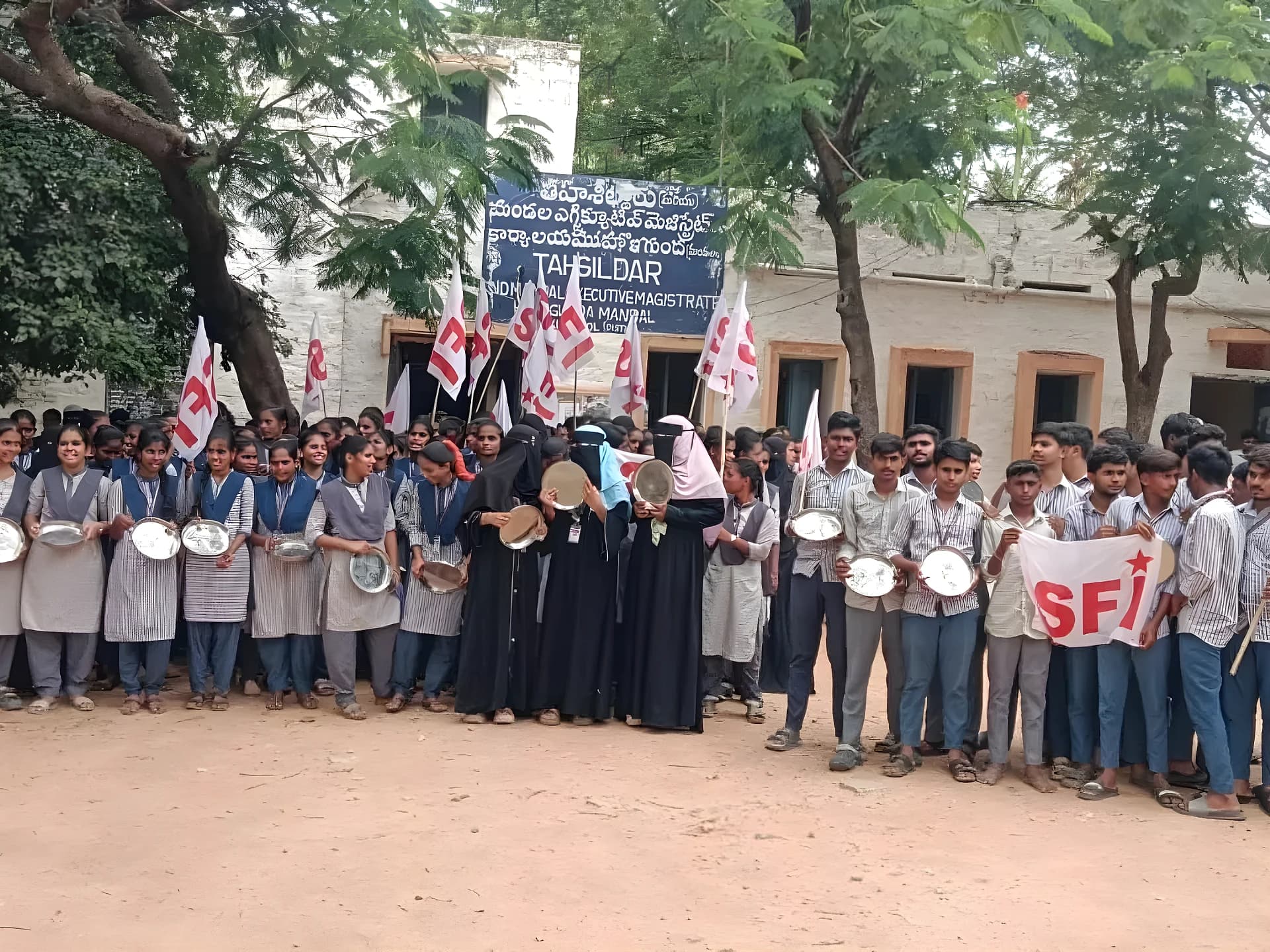 స్టూడెంట్స్కు నీళ్ల చారు, ఉడకని అన్నం