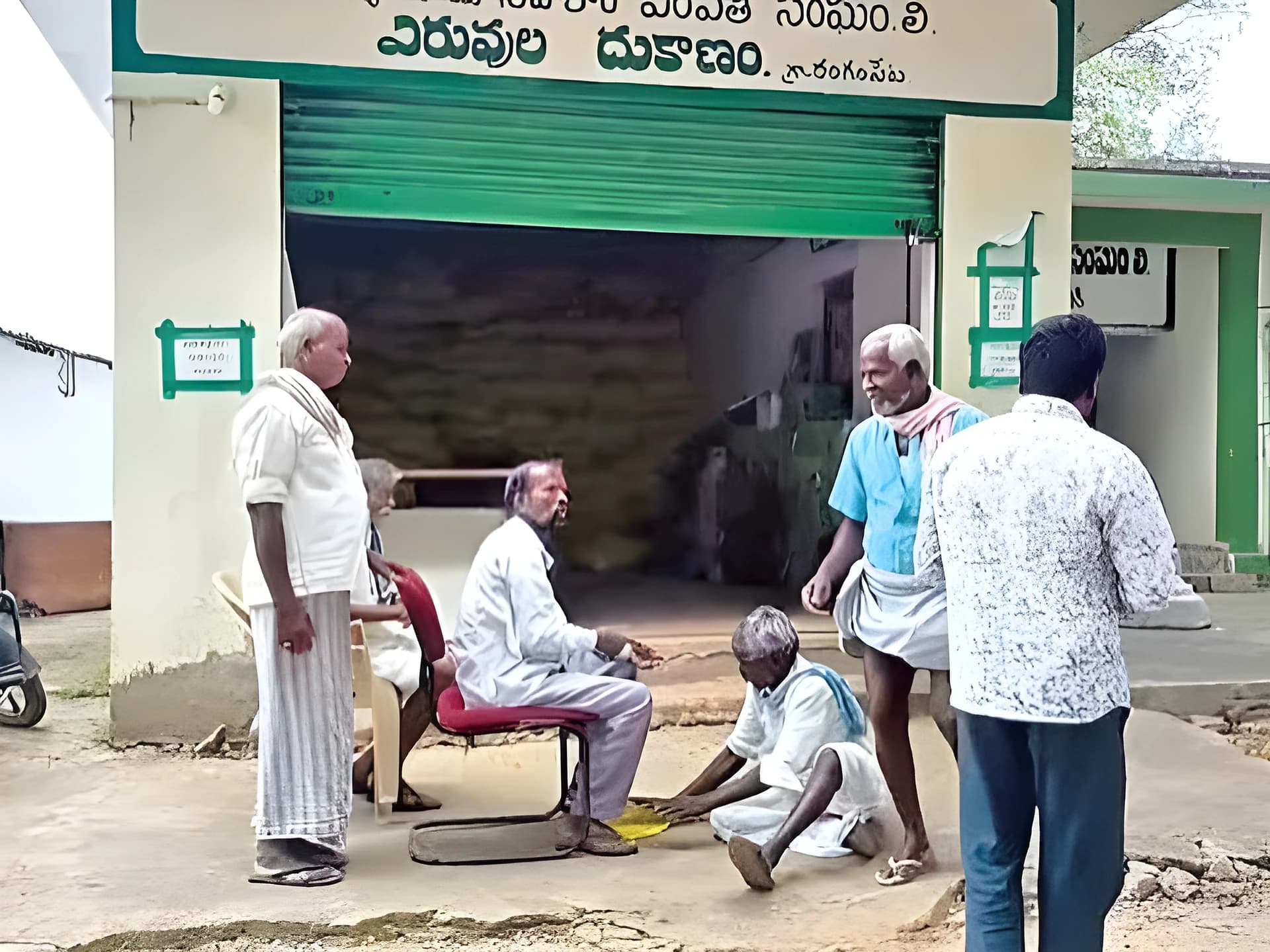 కాళ్లు మొక్కుతా.. యూరియా ఇప్పించండి సారూ