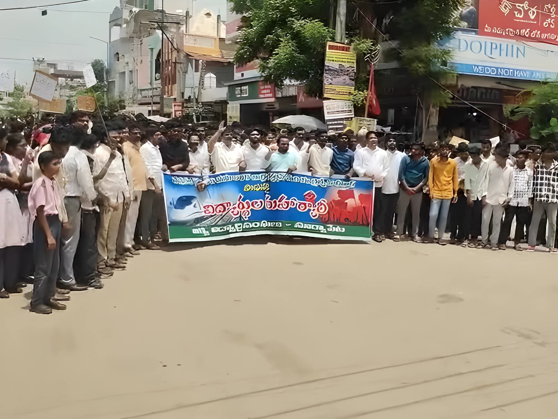 బుల్లెట్ ట్రైన్ అలైన్మెంట్ మార్చడంపై ఆగ్రహం.. భారీ ర్యాలీ