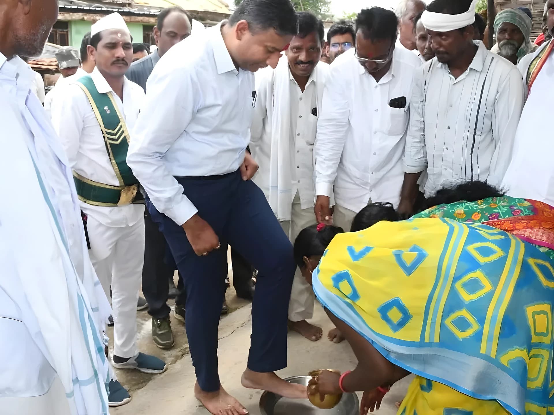 ఆదివాసీల మనసు గెలిచిన కలెక్టర్