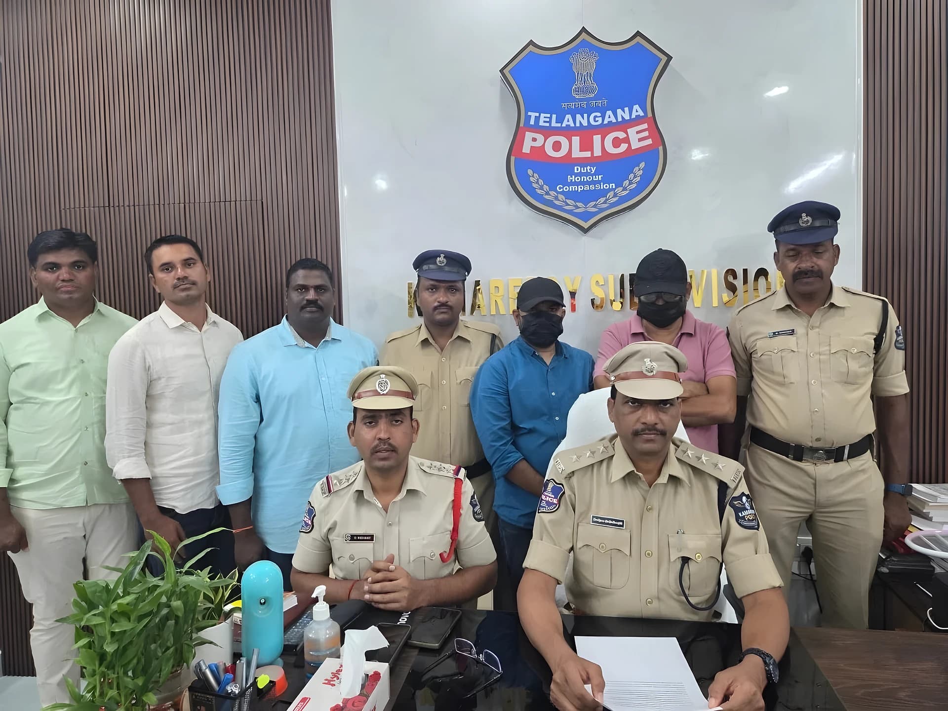 రిపోర్టర్లుగా పరిచయం.. టార్గెట్ చేసి డబ్బులు డిమాండ్