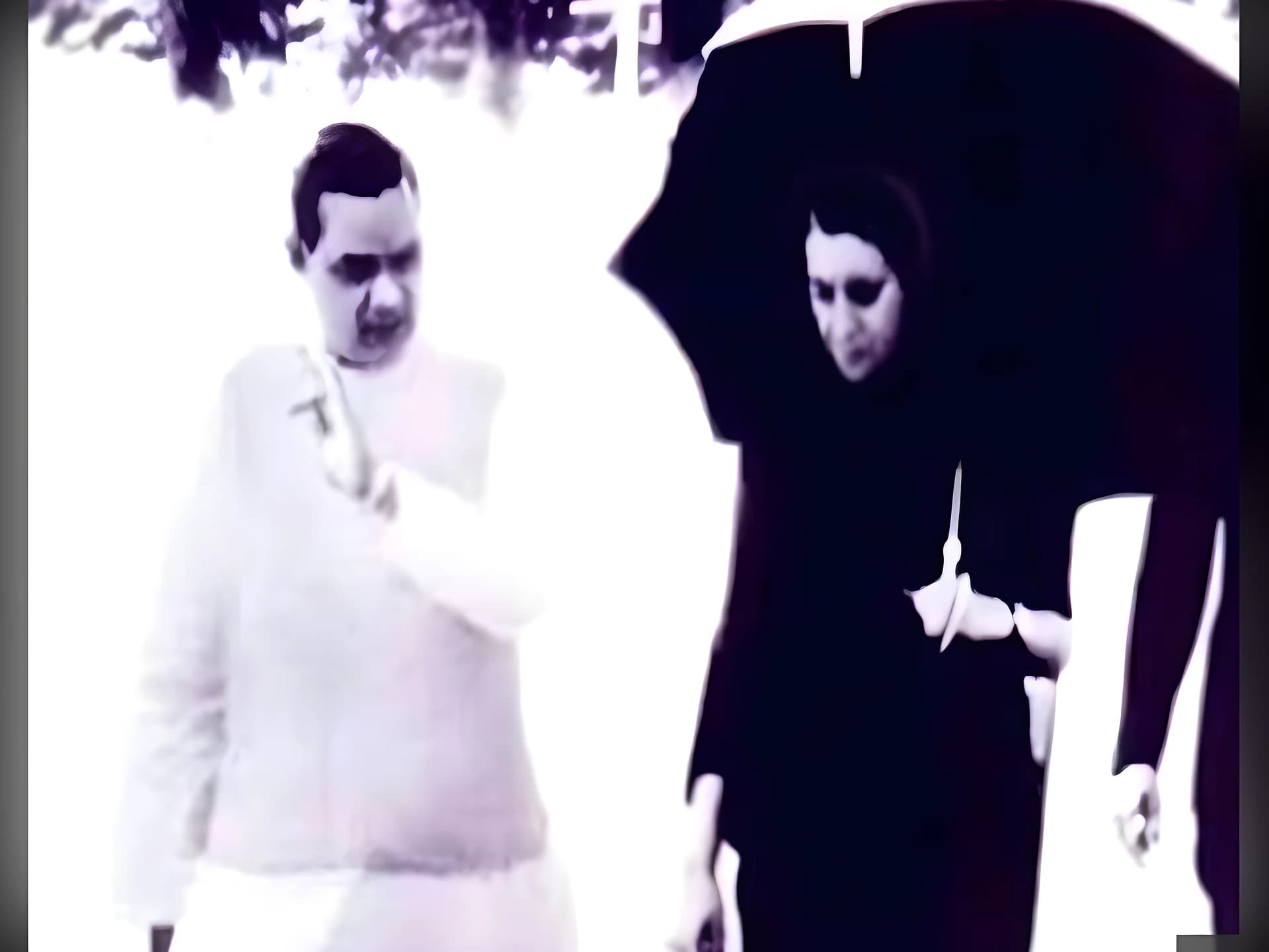 వాజ్పేయికి గొడుగు పట్టిన ఇందిరాగాంధీ
