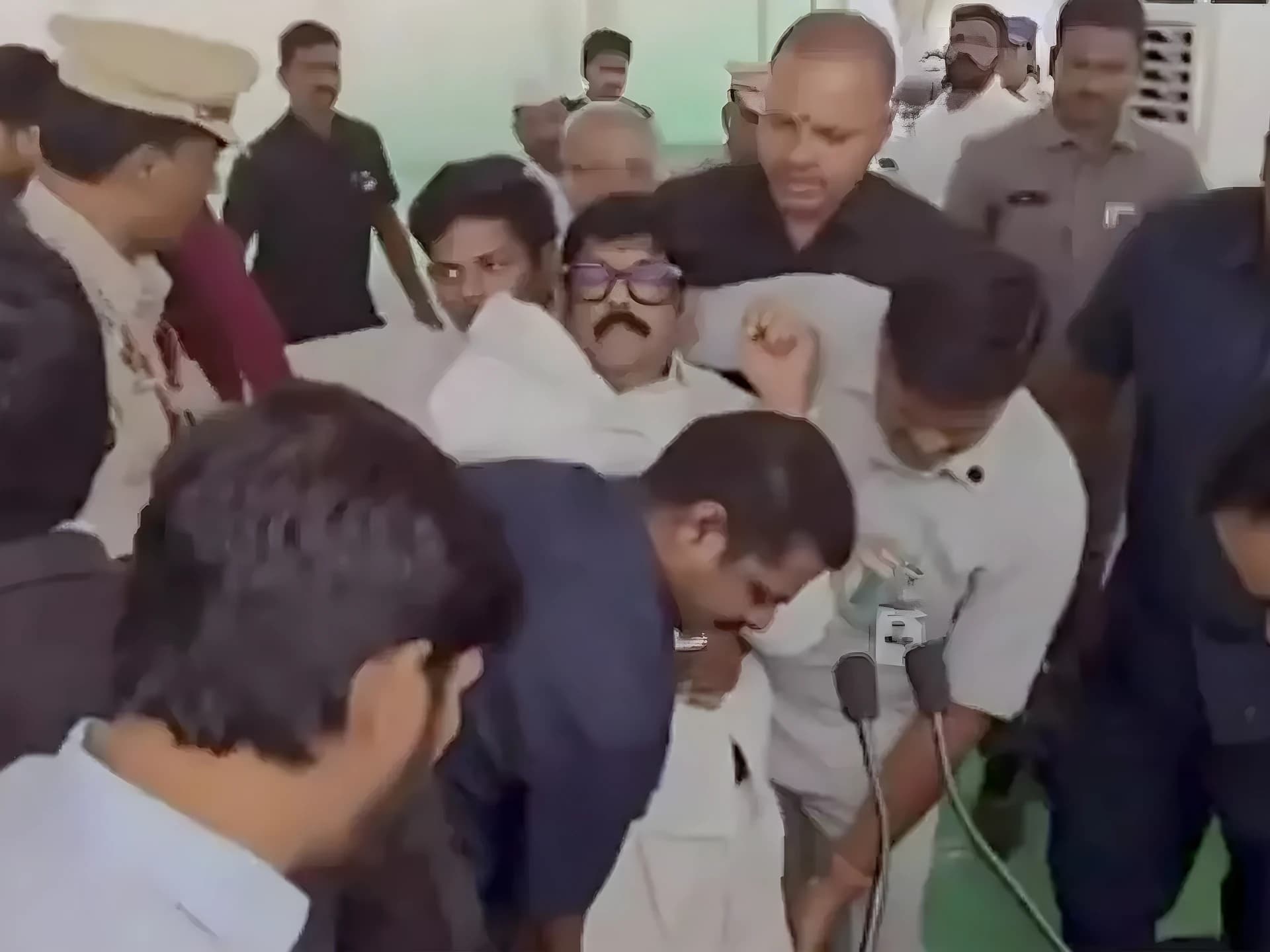 స్పీచ్ ఇస్తూ.. స్టేజ్పైనే కళ్లు తిరిగి పడిపోయిన మంత్రి