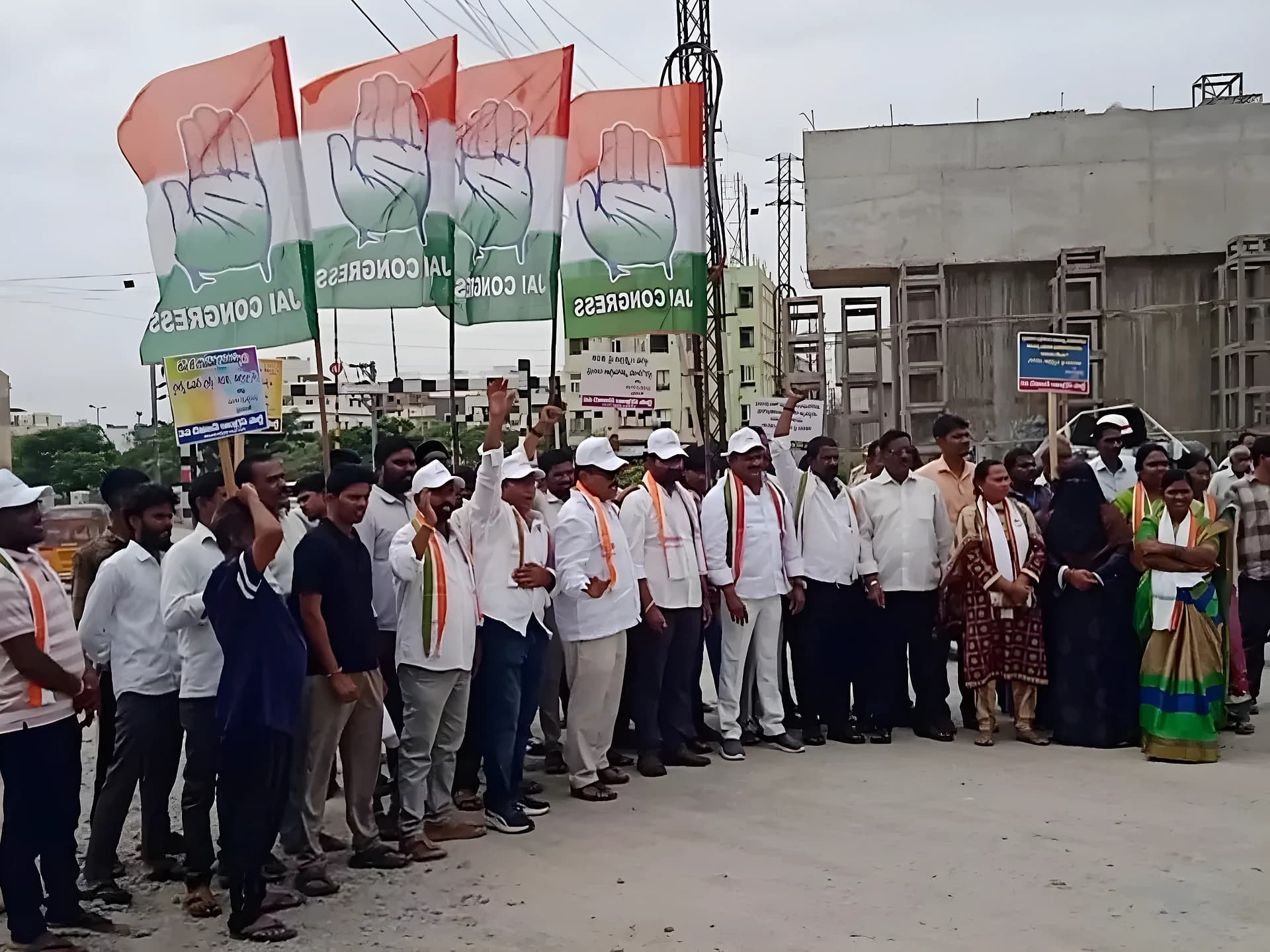 నత్తనడకన ROB పనులు.. కాంగ్రెస్ నాయకుల ధర్నా