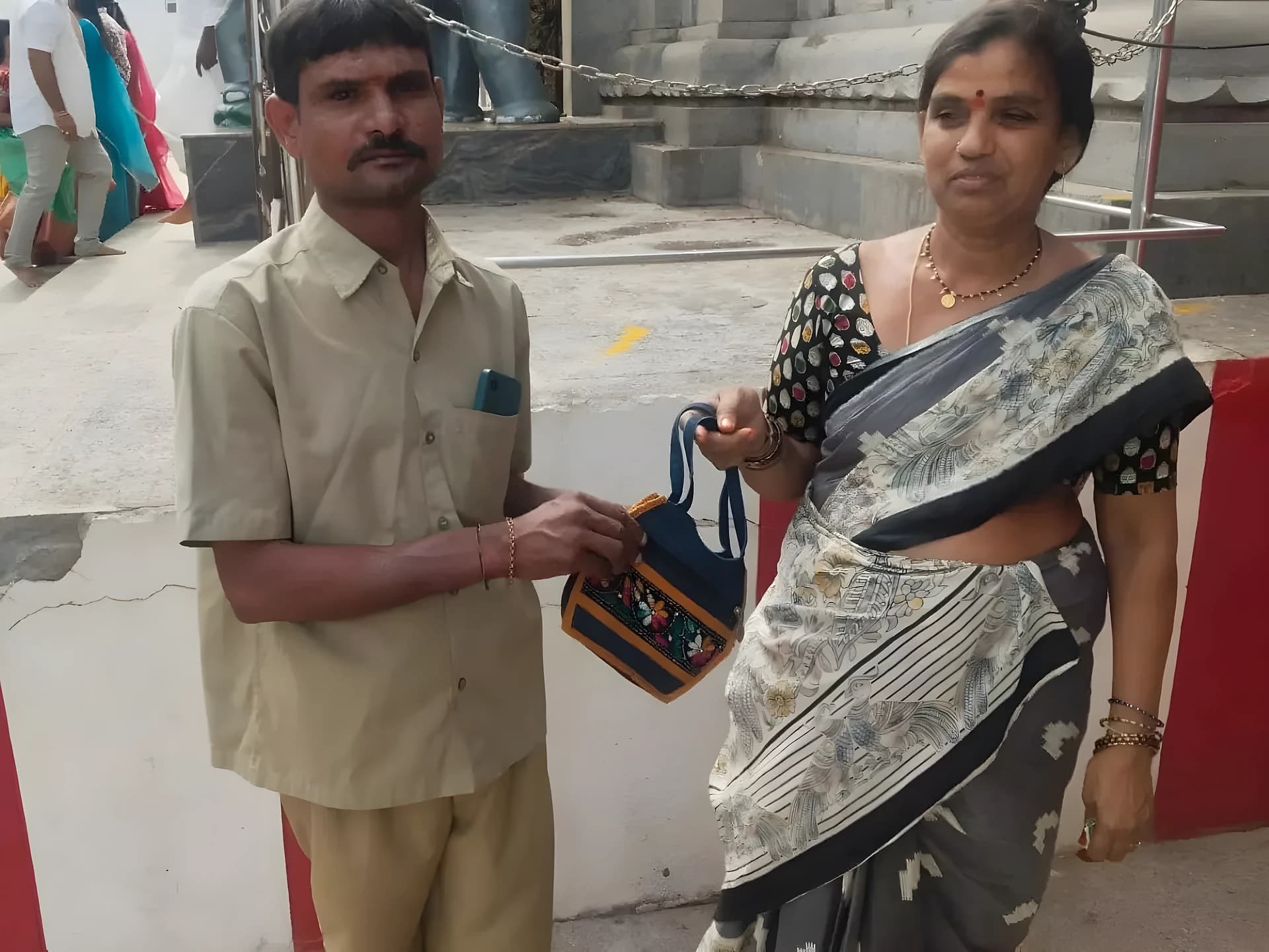 డబ్బు కంటే నిజాయితీ గొప్పదని చాటిన స్వీపర్
