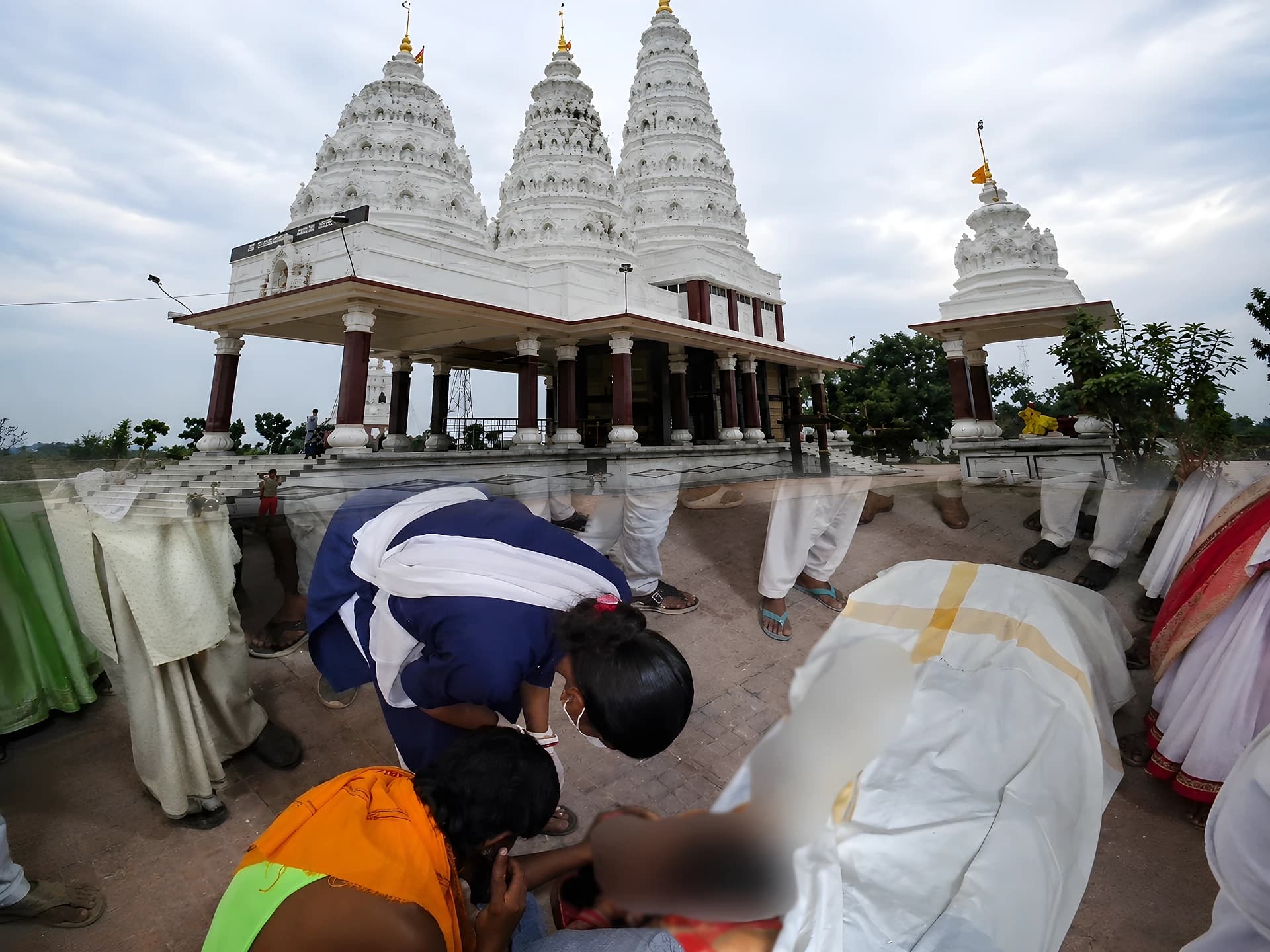 వైర్ పడిందన్న భయంతో పరుగులు.. ఆలయంలో విషాదం!