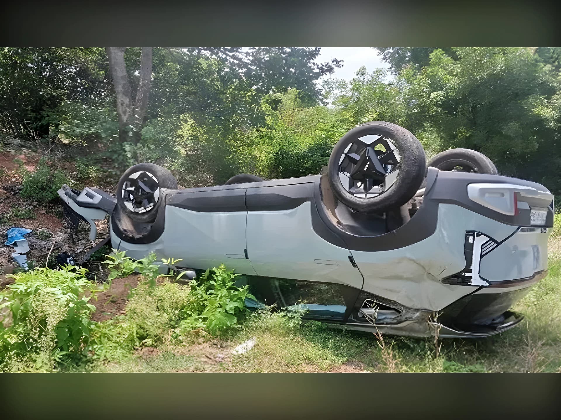 కోతులను తప్పించబోయి కారు బోల్తా!